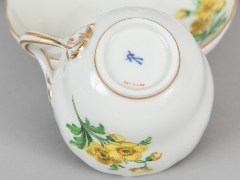 Konvolut Tellerchen, Vase, Mokkatasse mit Blumenmalerei, Meissen, 20. Jh. - Image 8 of 8