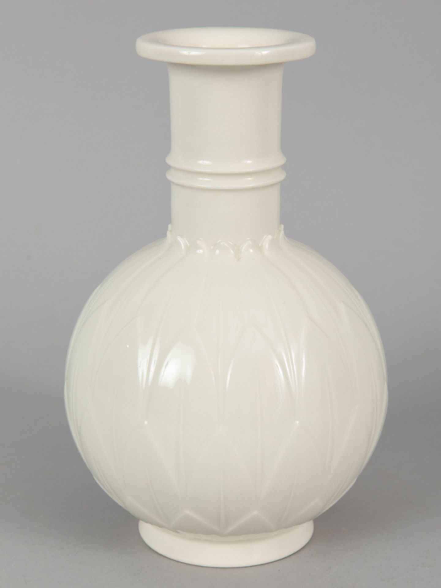 Vase mit Blattrelief, Entwurf Arno Malinowski, Royal Copenhagen, 20. Jh.