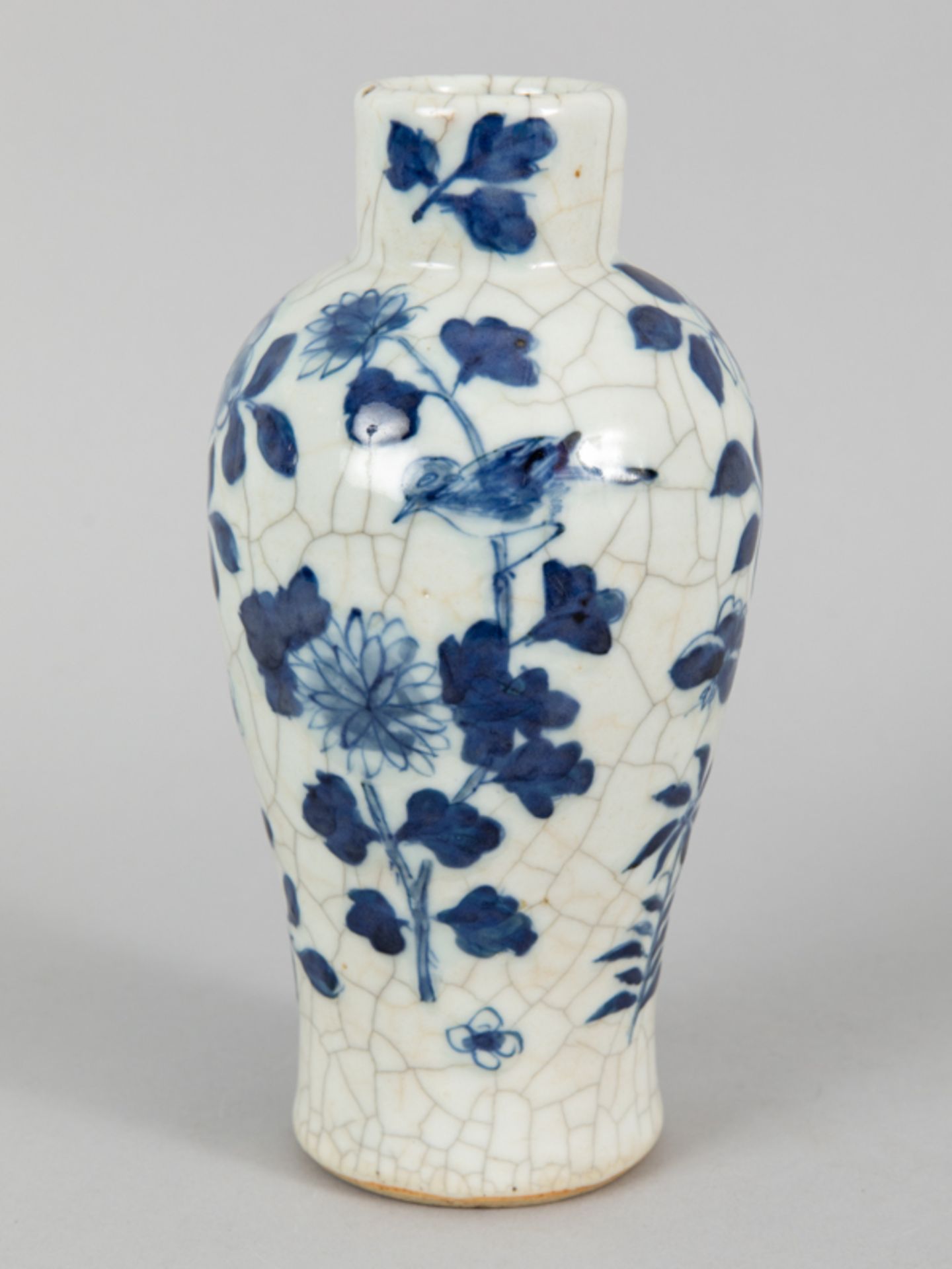 Vase mit Floraldekor und Craquelé Glasur, China, 20. Jh. - Bild 8 aus 14