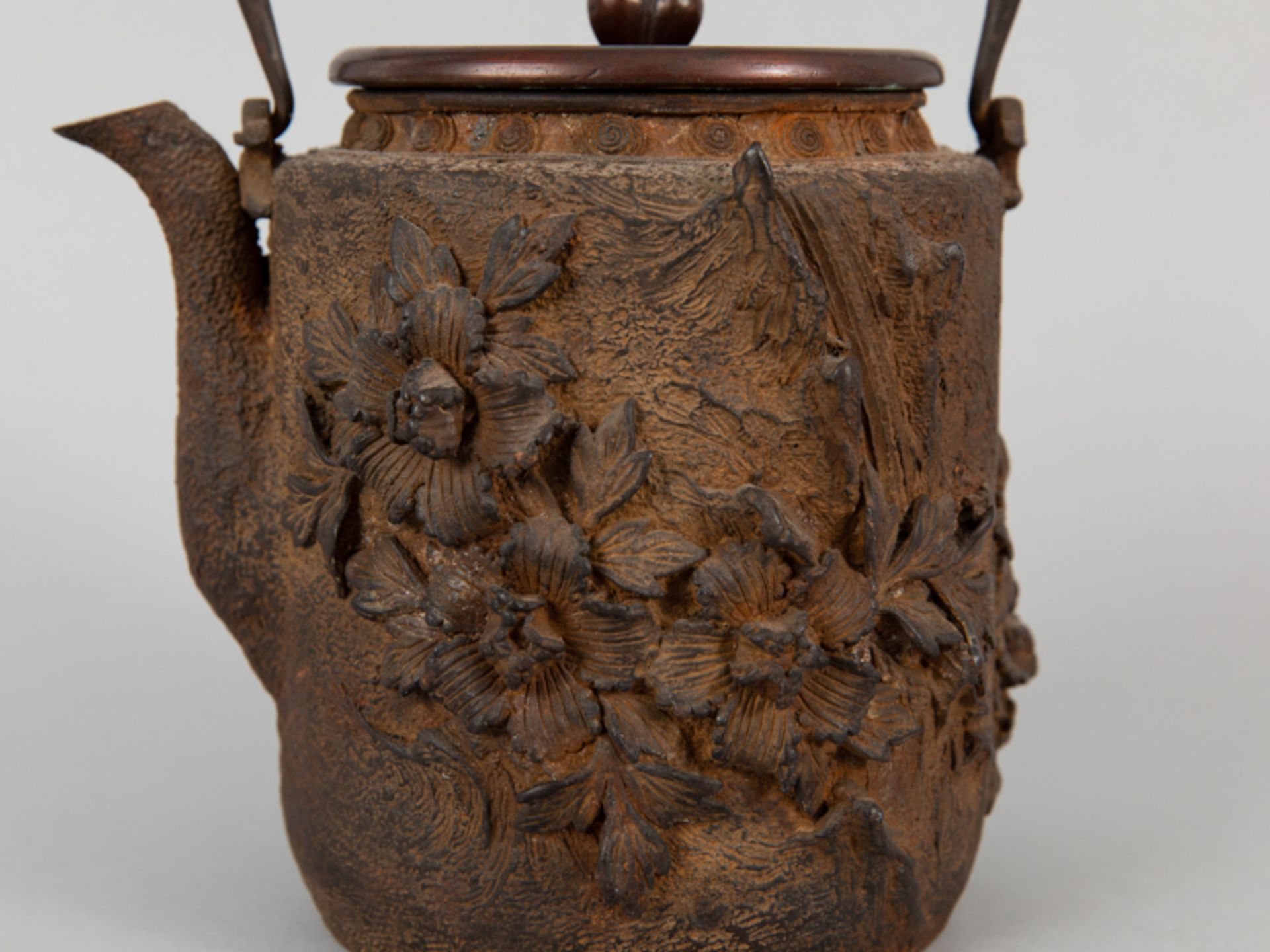 Teekanne mit plastischem Floraldekor und Vogelpaar; Japan, wohl 19. Jh. - Image 11 of 18