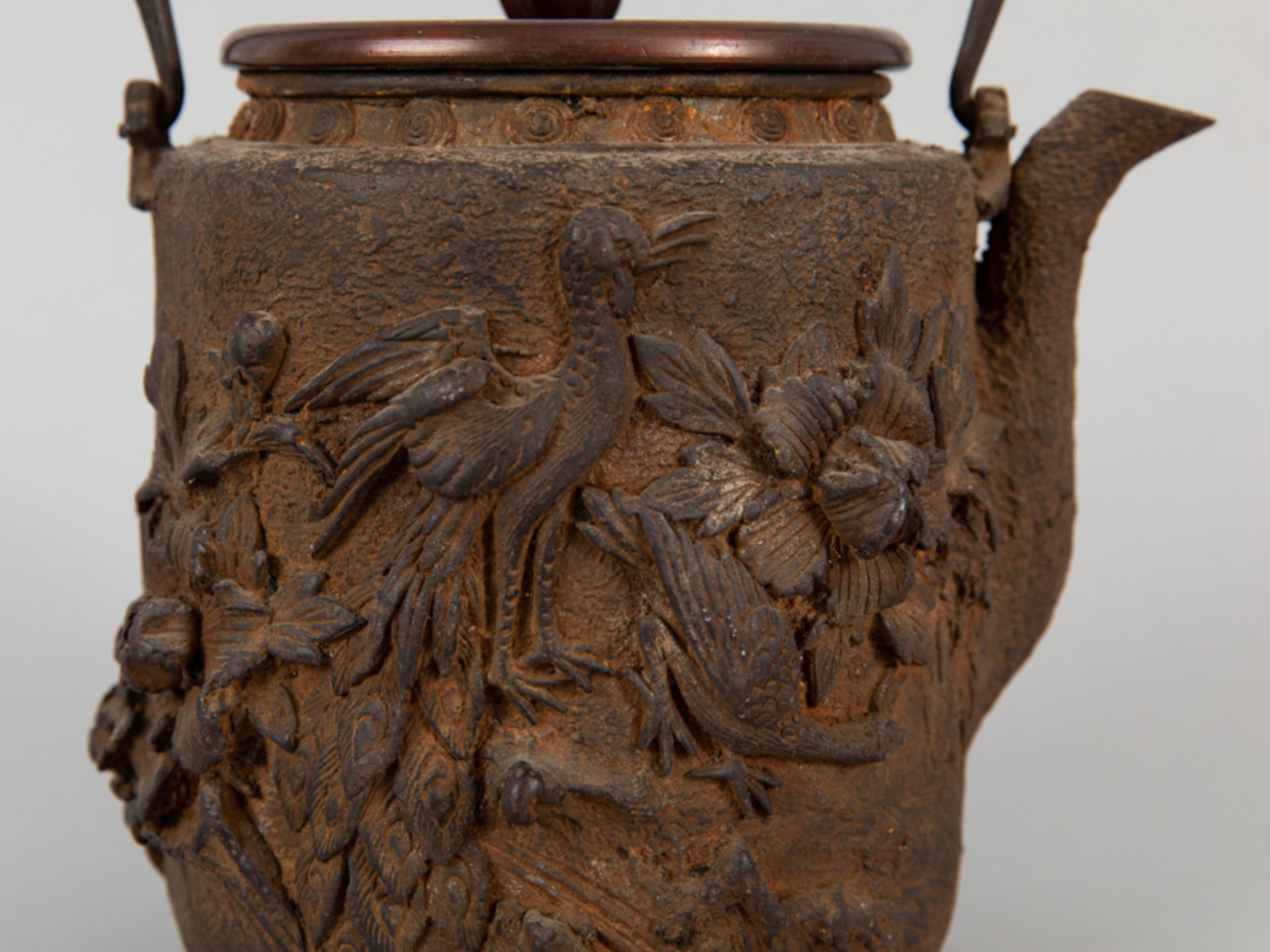 Teekanne mit plastischem Floraldekor und Vogelpaar; Japan, wohl 19. Jh. - Image 10 of 18
