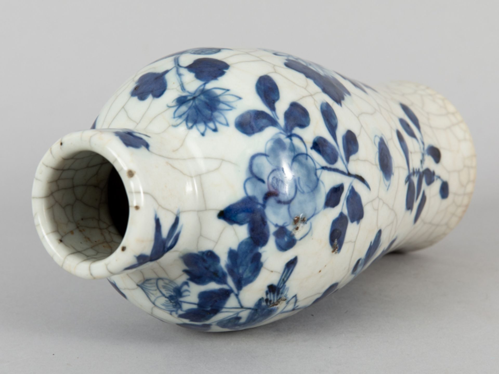 Vase mit Floraldekor und Craquelé Glasur, China, 20. Jh. - Bild 13 aus 14