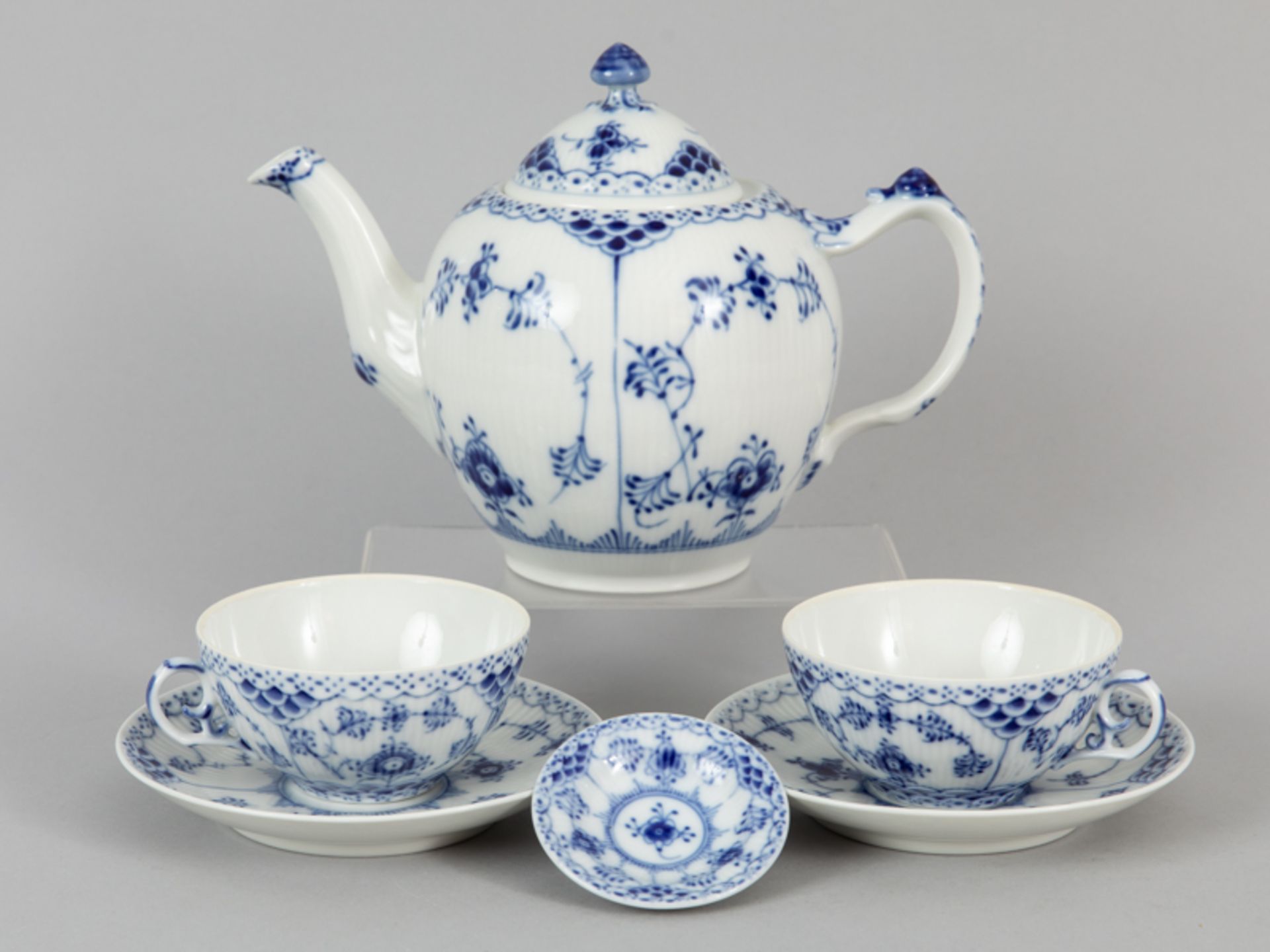 "Tea for Two" Teekanne und 2 Tassen "Musselmalet Halbspitze", Royal Copenhagen, Dänemark, 20. Jh.