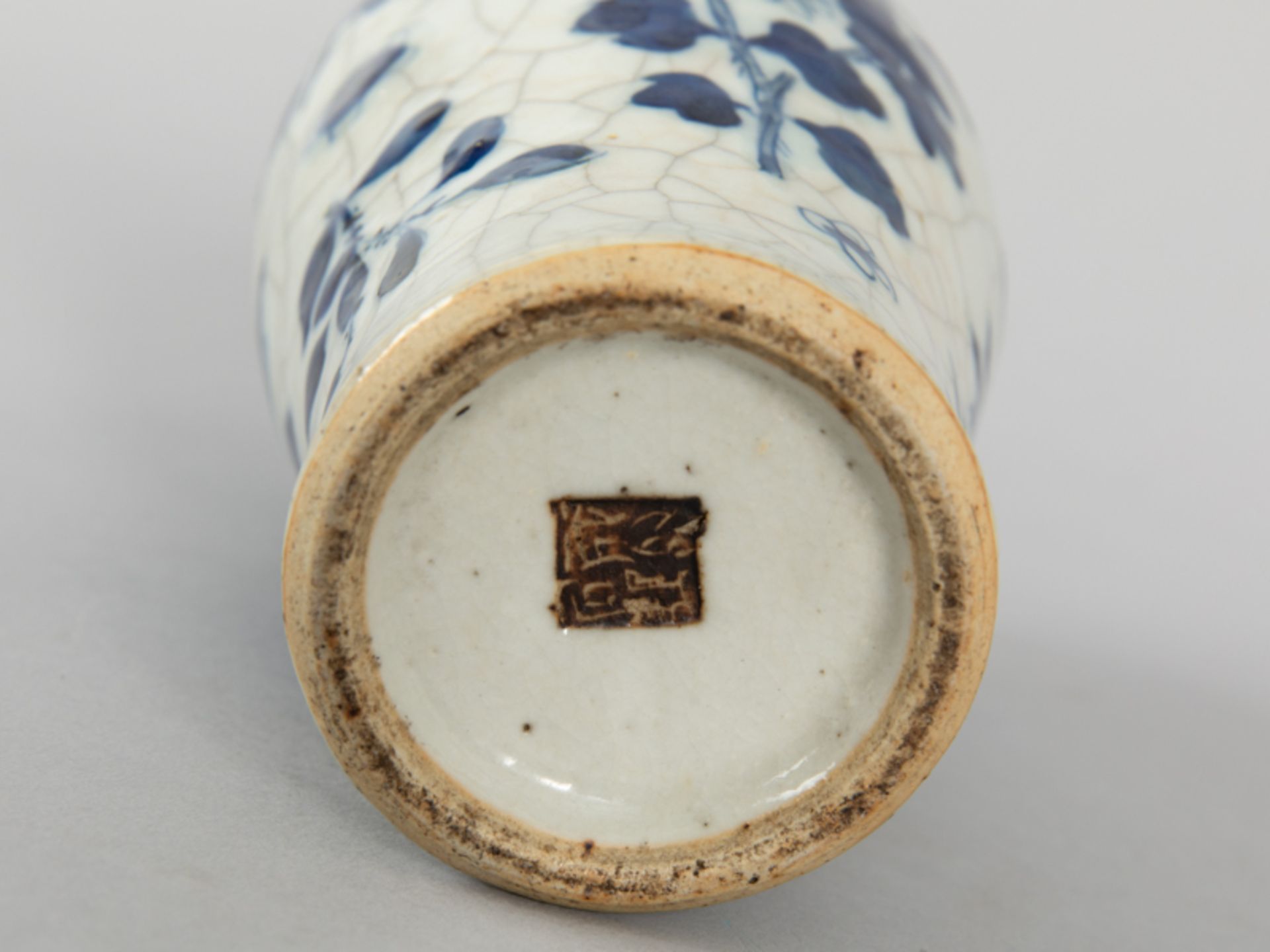 Vase mit Floraldekor und Craquelé Glasur, China, 20. Jh. - Bild 12 aus 14