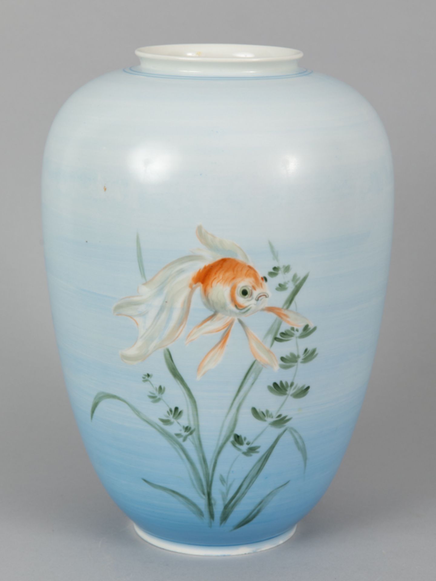 Große Vase "Svea" mit Dekor "Schleierschwänze", Kunstabteilung Weimar Porzellan, 1. Hälfte 20. Jh. - Image 2 of 18