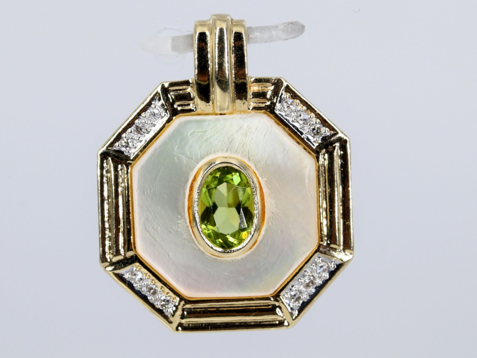 Anhänger mit Perlmutt, Olivin-Peridot und 12 Achtkant-Diamanten, zusammen ca. 0,03 ct, 21. Jh. - Image 2 of 3