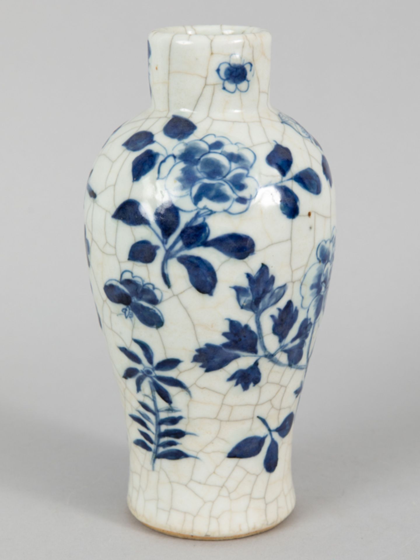 Vase mit Floraldekor und Craquelé Glasur, China, 20. Jh. - Bild 5 aus 14