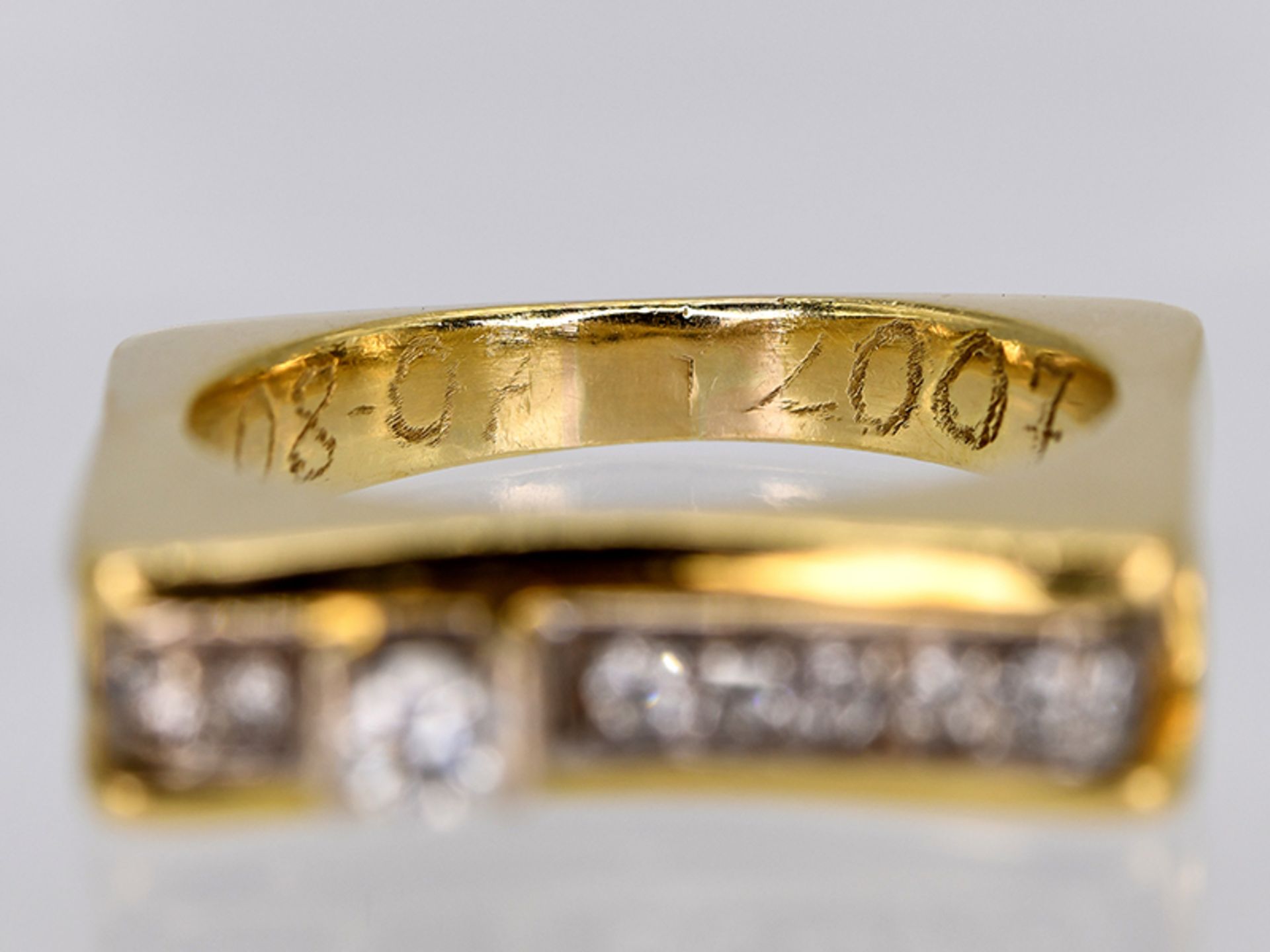 Massiver Ring mit 12 Brillanten, zusammen ca. 0,22 ct, moderne Goldschmiedearbeit, 21. Jh. - Image 3 of 5