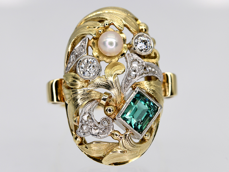 Ring mit Akoya-Perle, hellgrünem Turmalin und Altschliff-Diamanten, zusammen ca. 0,20 ct, 60- er Jah