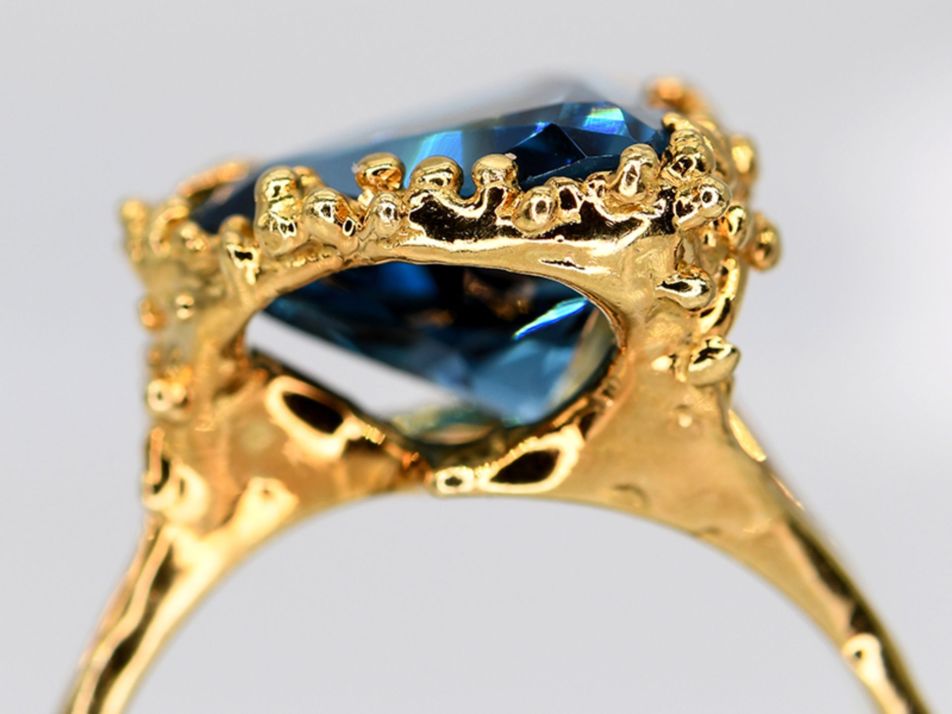 Ring mit blauem Topas, moderne Goldschmiedearbeit, 20. Jh. - Image 3 of 4