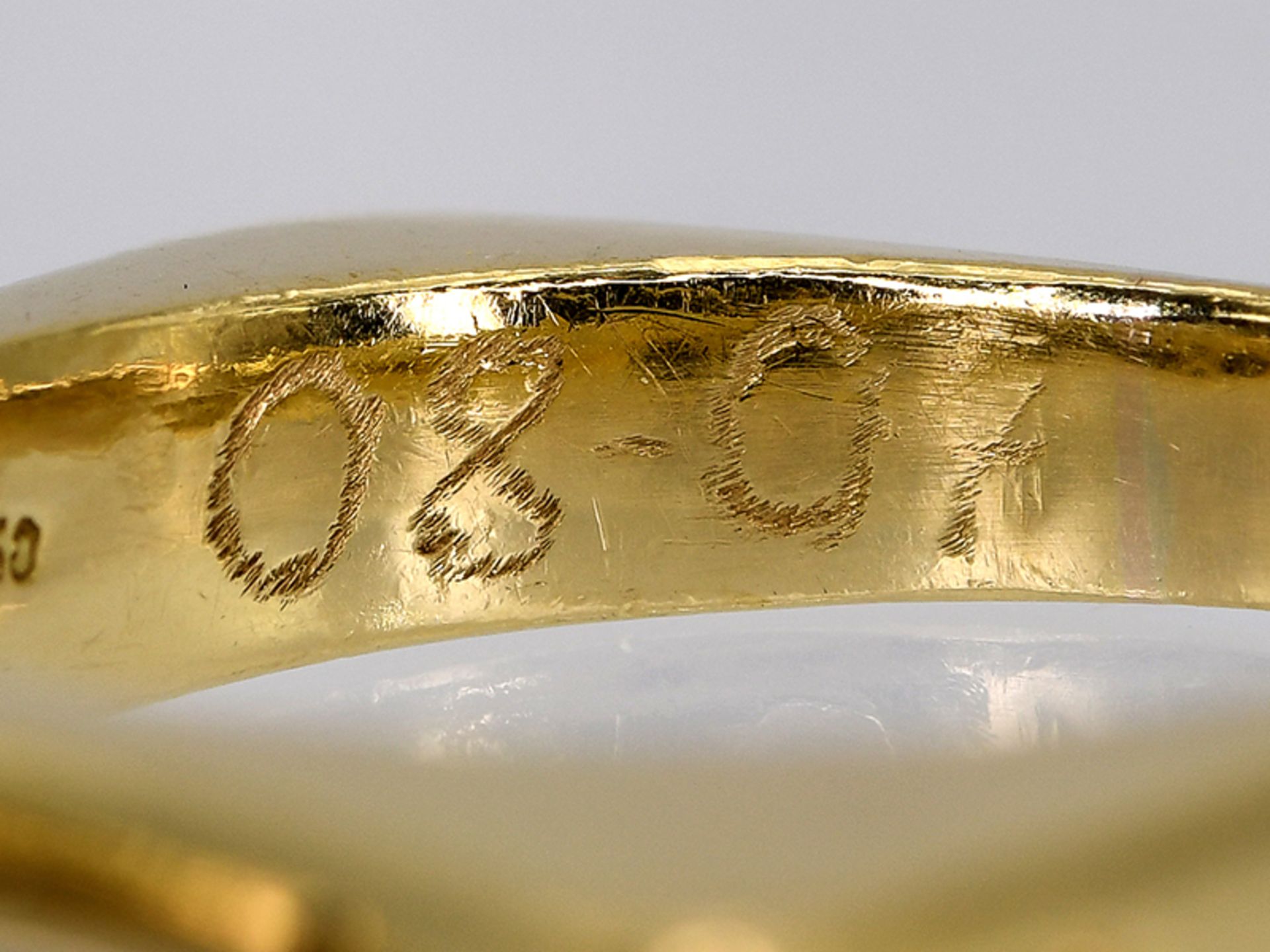 Massiver Ring mit 12 Brillanten, zusammen ca. 0,22 ct, moderne Goldschmiedearbeit, 21. Jh. - Image 4 of 5