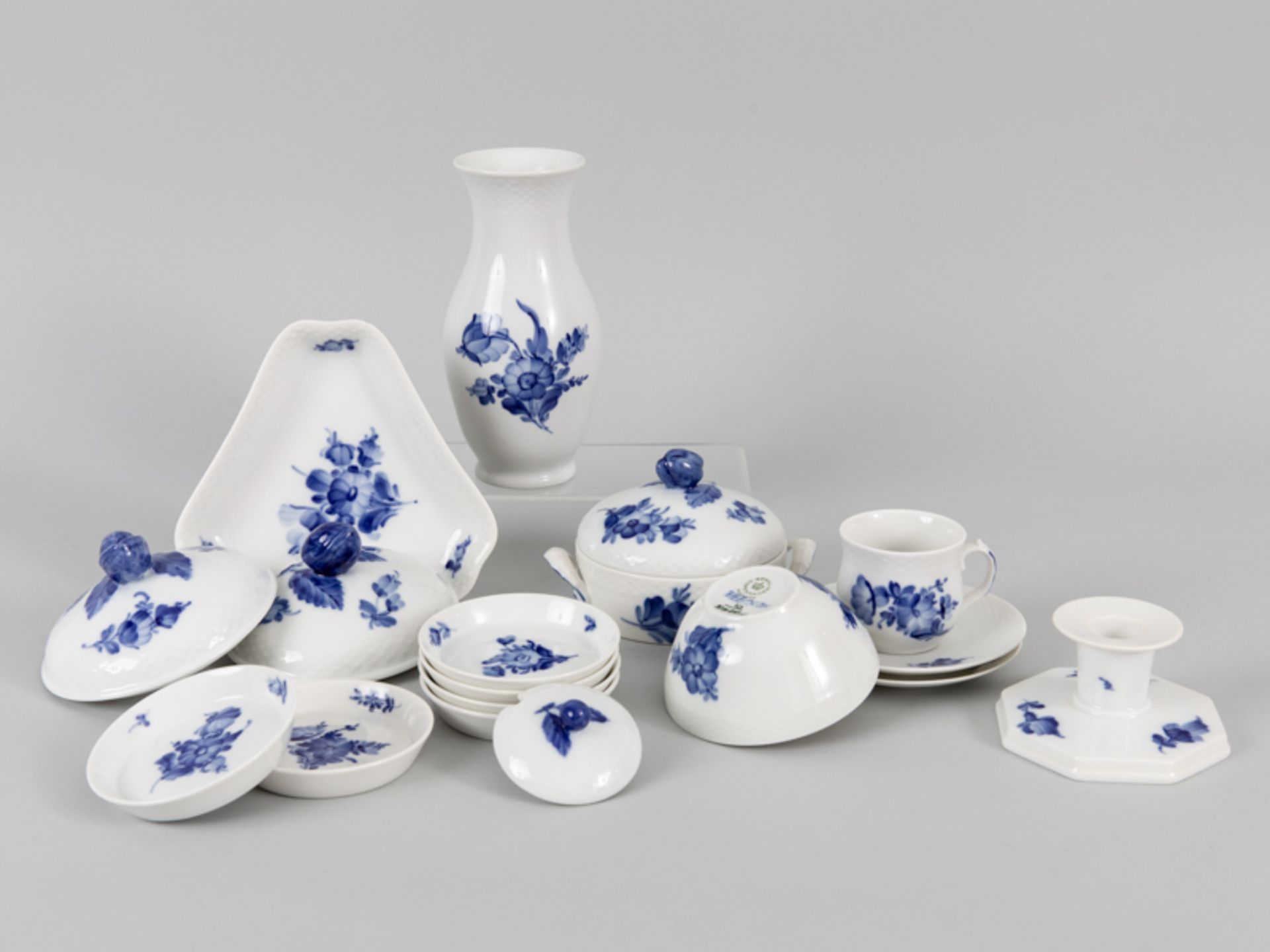 Konvolut Vase, Leuchter, Deckeldose u.a. "Blå Blomst" ("Blaue Blume"), Royal Copenhagen, Dänemark, 2 - Bild 3 aus 4
