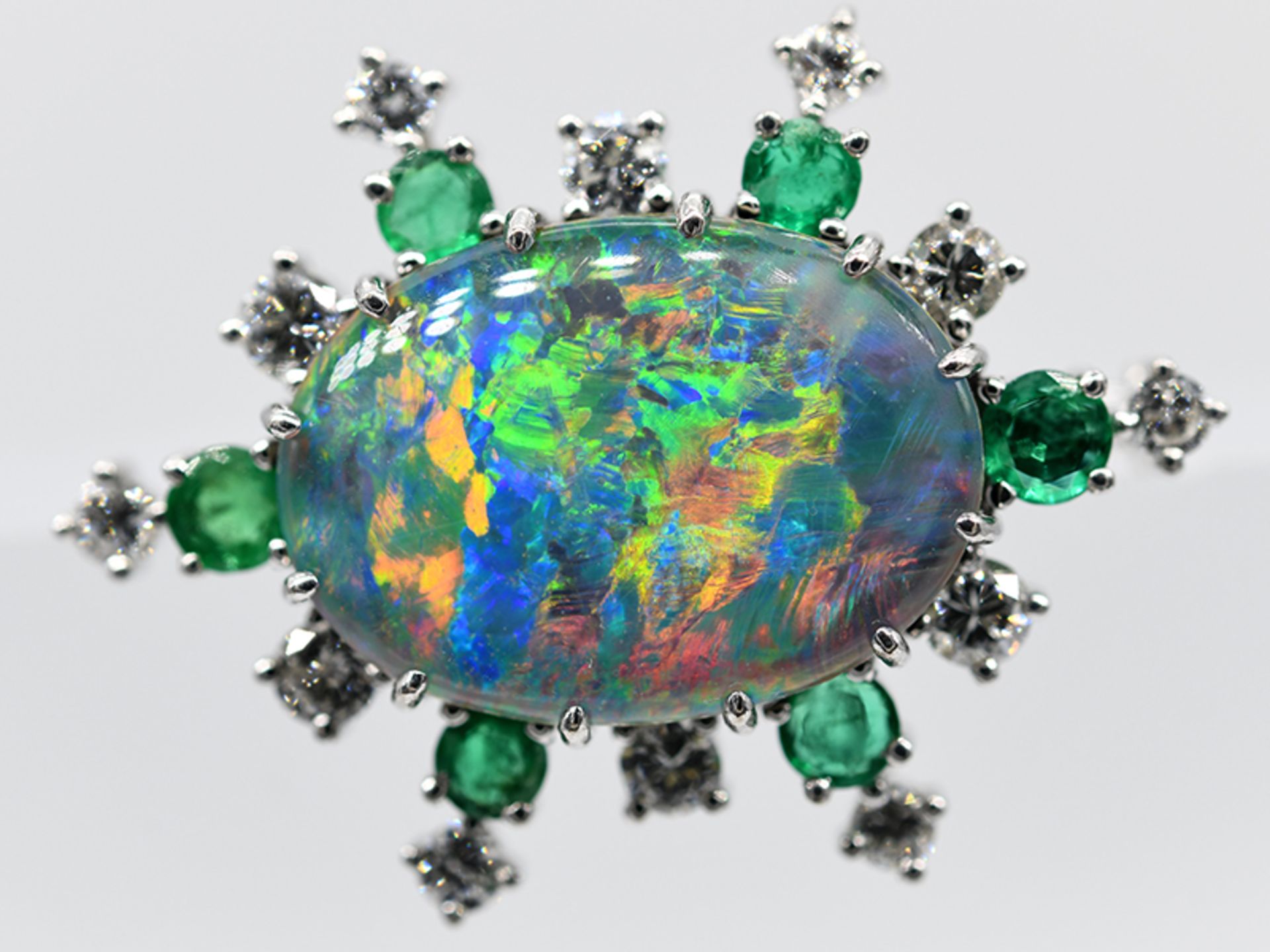 Brosche mit Opal-Triplette, 6 Smaragden, zusammen ca. 0,5 ct und 12 Brillanten, zusammen ca. 0,85 ct