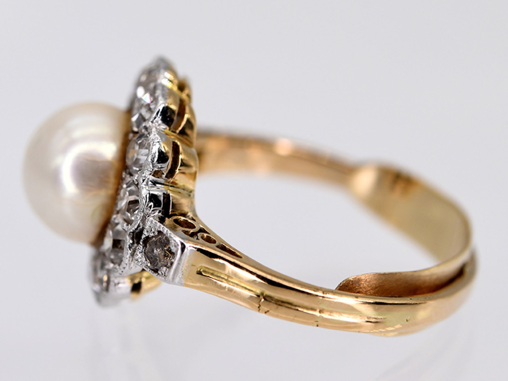 Art Deco Ring mit Akoya-Perle und 16 Altschliff-Diamanten, zusammen ca. 0,70 ct, um 1930. - Image 3 of 4