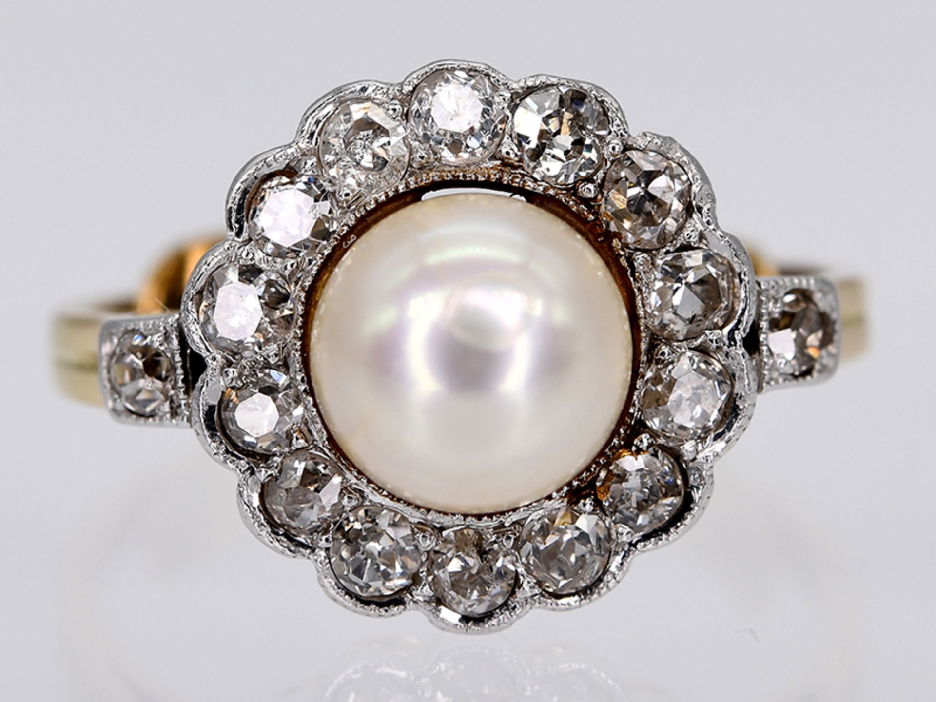 Art Deco Ring mit Akoya-Perle und 16 Altschliff-Diamanten, zusammen ca. 0,70 ct, um 1930.