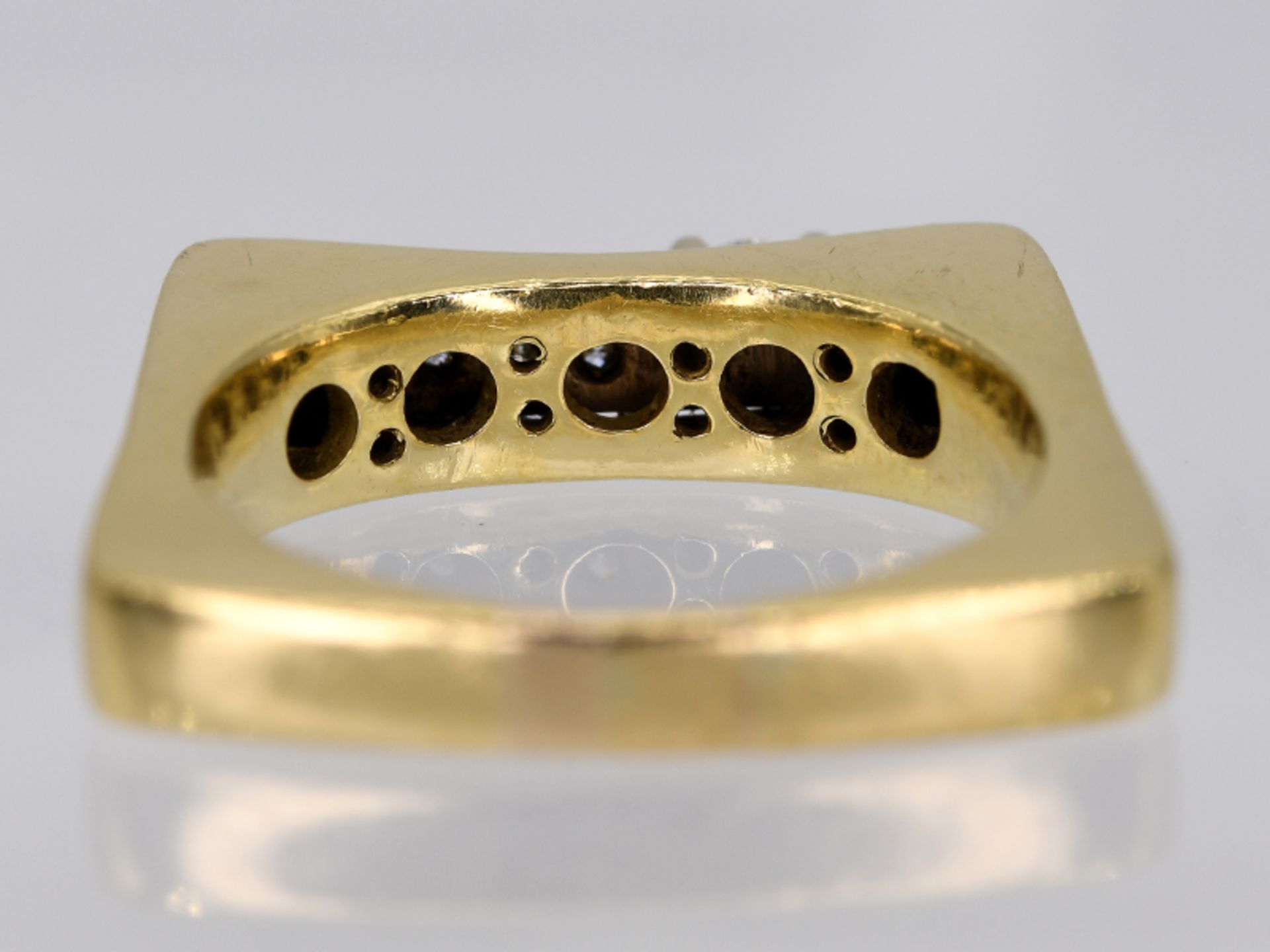 Massiver Ring mit 12 Brillanten, zusammen ca. 0,22 ct, moderne Goldschmiedearbeit, 21. Jh. - Image 2 of 5