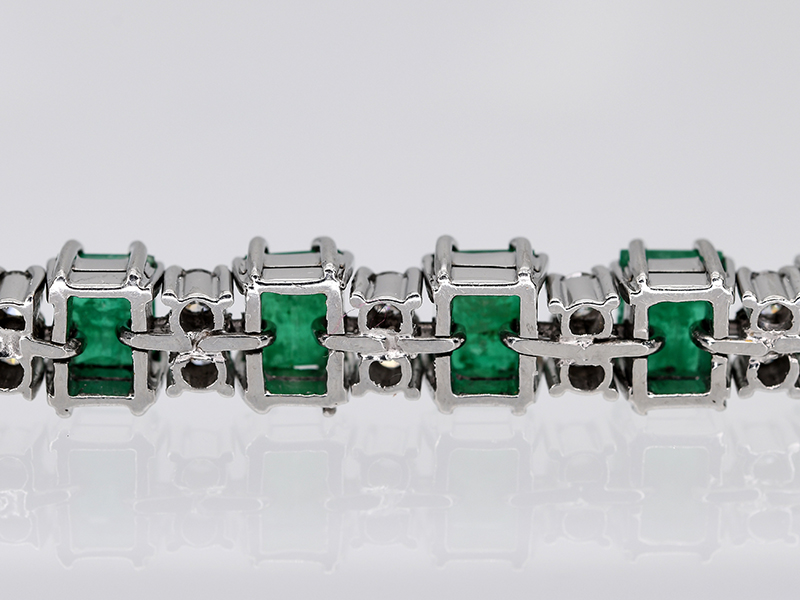 Armband mit 11 Smaragden, zusammen ca. 3,8 ct und 24 Brillanten, zusammen ca. 0,40 ct, 80-er Jahre. - Image 3 of 3