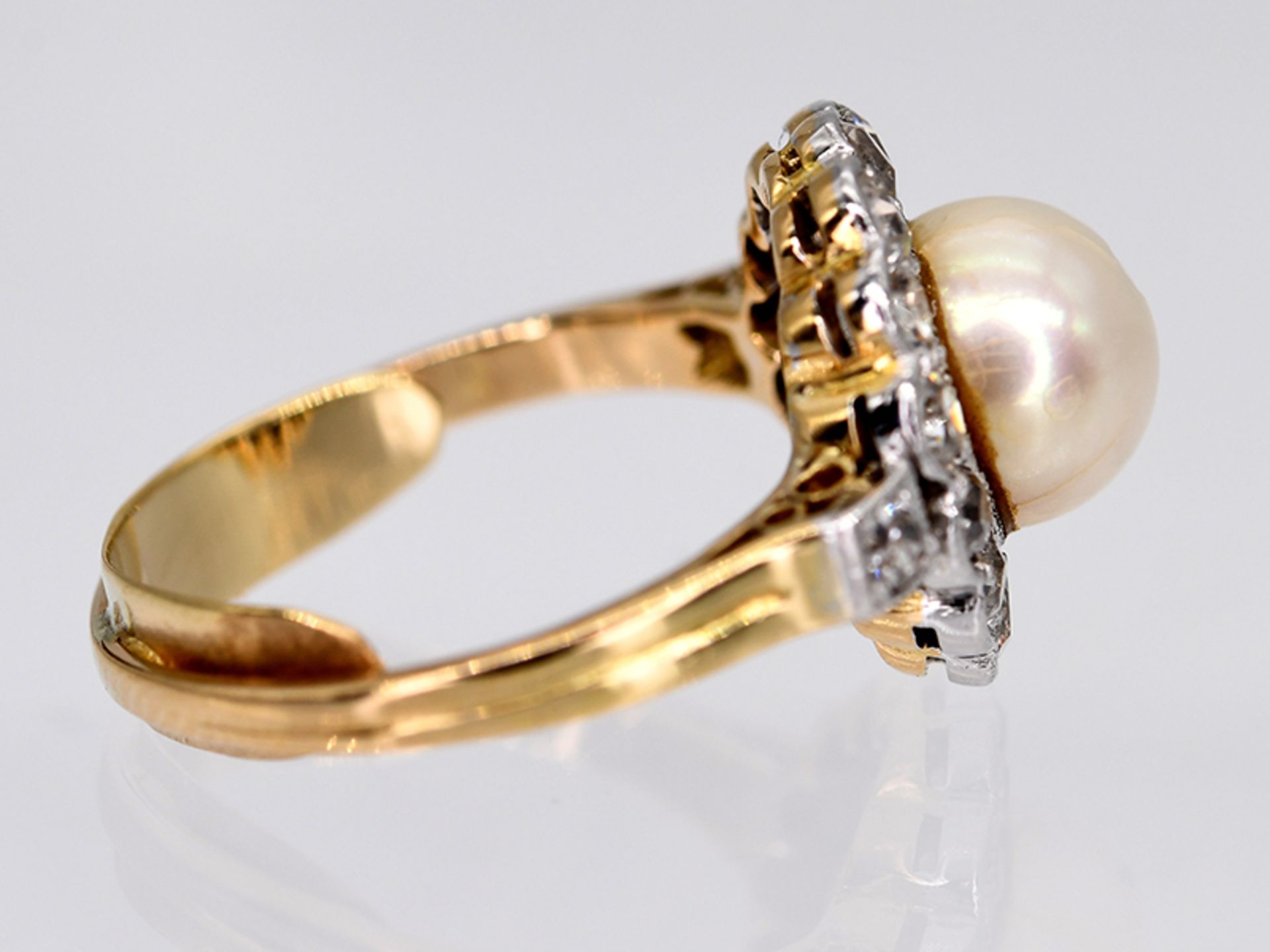 Art Deco Ring mit Akoya-Perle und 16 Altschliff-Diamanten, zusammen ca. 0,70 ct, um 1930. - Image 2 of 4