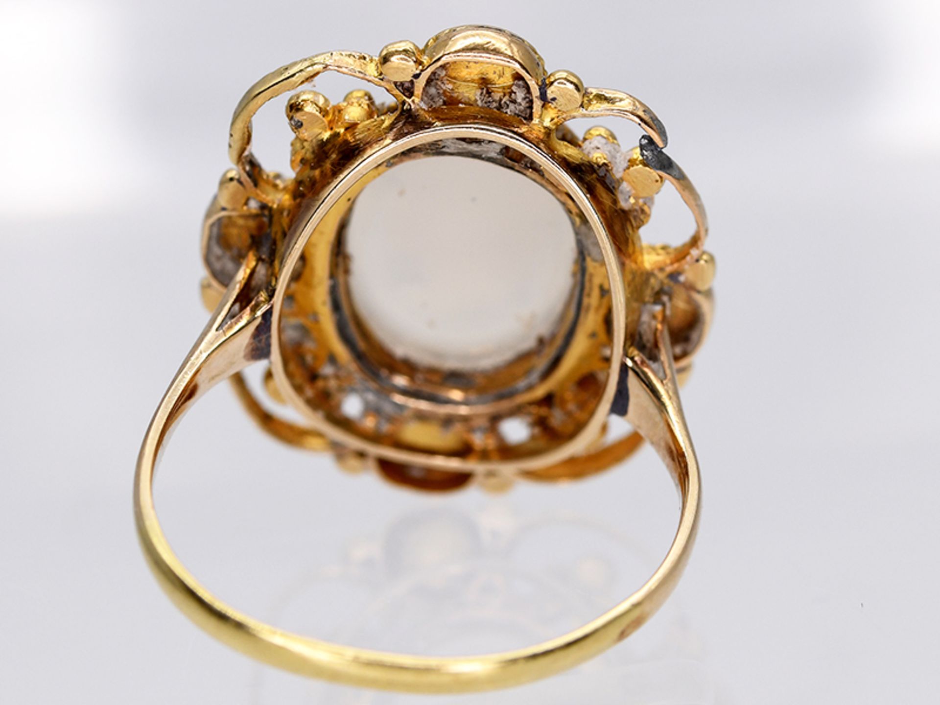 Ring mit Kamee, Rubinen und Saphiren, um 1900. - Bild 5 aus 5