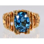 Ring mit blauem Topas, moderne Goldschmiedearbeit, 20. Jh.