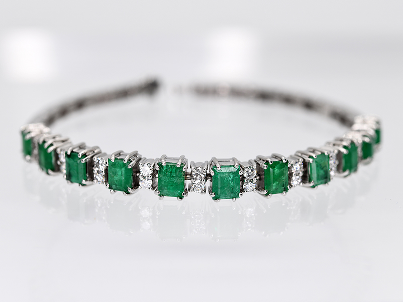 Armband mit 11 Smaragden, zusammen ca. 3,8 ct und 24 Brillanten, zusammen ca. 0,40 ct, 80-er Jahre.