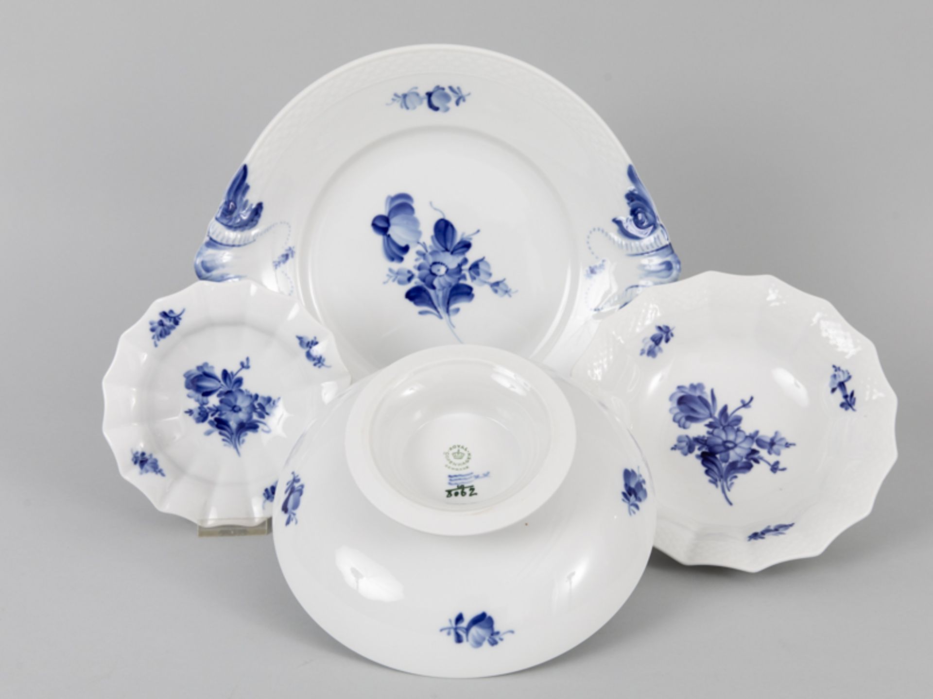 Kuchenplatte und 3 Gebäckteller, "Blå Blomst" ("Blaue Blume"), Royal Copenhagen, Dänemark, 20. Jh. - Image 3 of 3