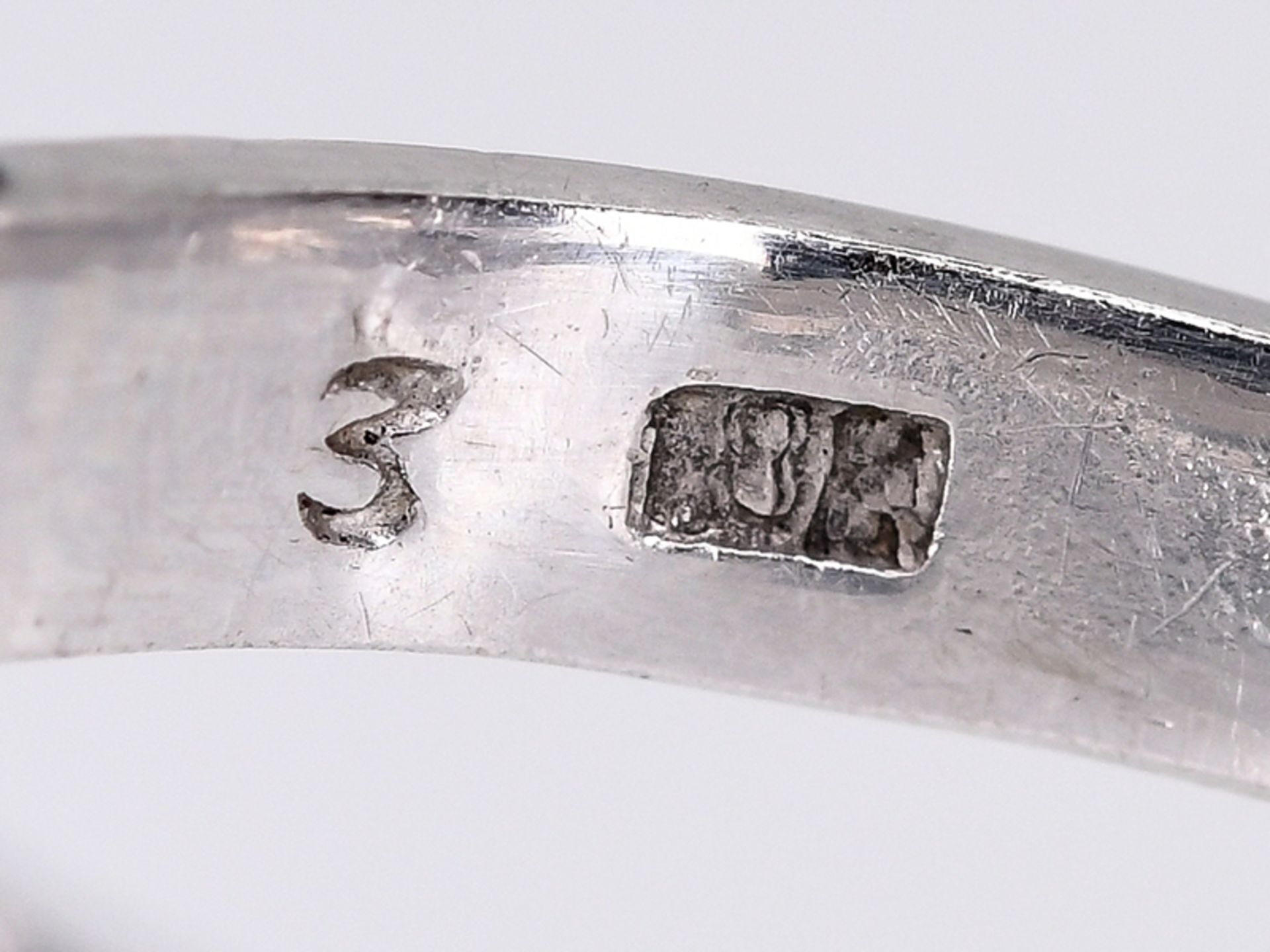 Ring mit Saphir ca. 0,80 ct und 25 Achtkant-Diamanten, zusammen 0,10 ct, 80- er Jahre. - Image 3 of 6