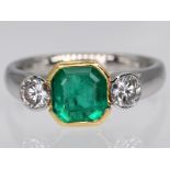 Ring mit hochwertigem Smaragd (wohl Columbien) ca. 1,6 ct und 2 Brillanten, zusammen ca. 0,7 ct, Juw