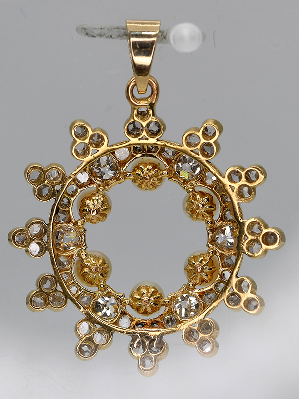 Historismus-Anhänger mit 6 feinen antiken Perlen, 6 Altschliff-Diamanten, zusammen ca. 0,90 ct, 60 D - Image 3 of 3