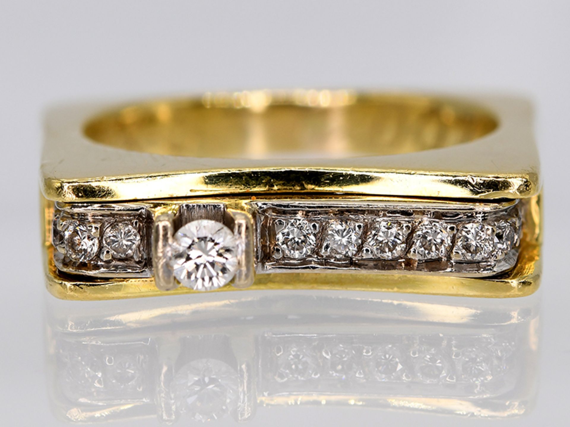 Massiver Ring mit 12 Brillanten, zusammen ca. 0,22 ct, moderne Goldschmiedearbeit, 21. Jh.
