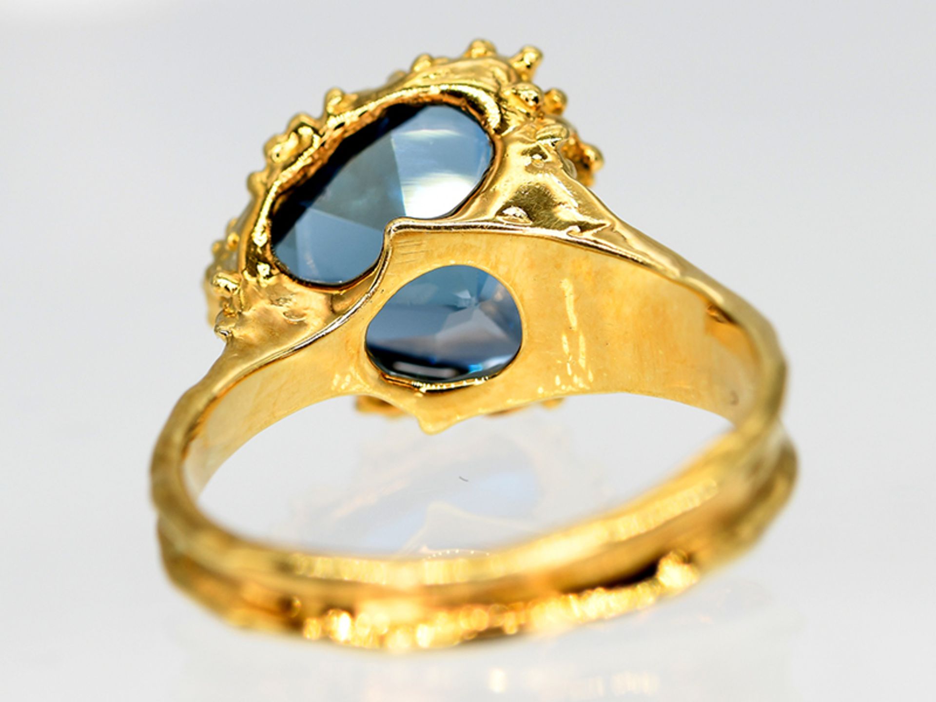 Ring mit blauem Topas, moderne Goldschmiedearbeit, 20. Jh. - Image 4 of 4