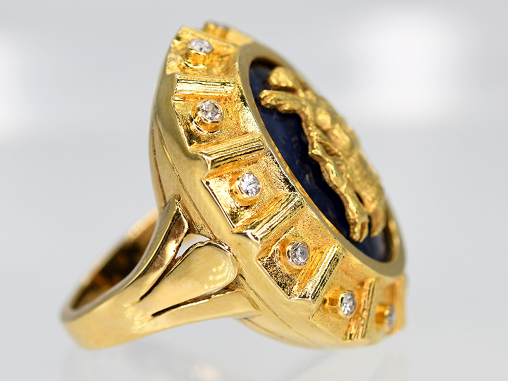 Massiver Ring mit Lapislazuli und 12 Achtkant-Diamanten, zus. ca. 0,1 ct, griechische Goldschmiedear - Image 3 of 5
