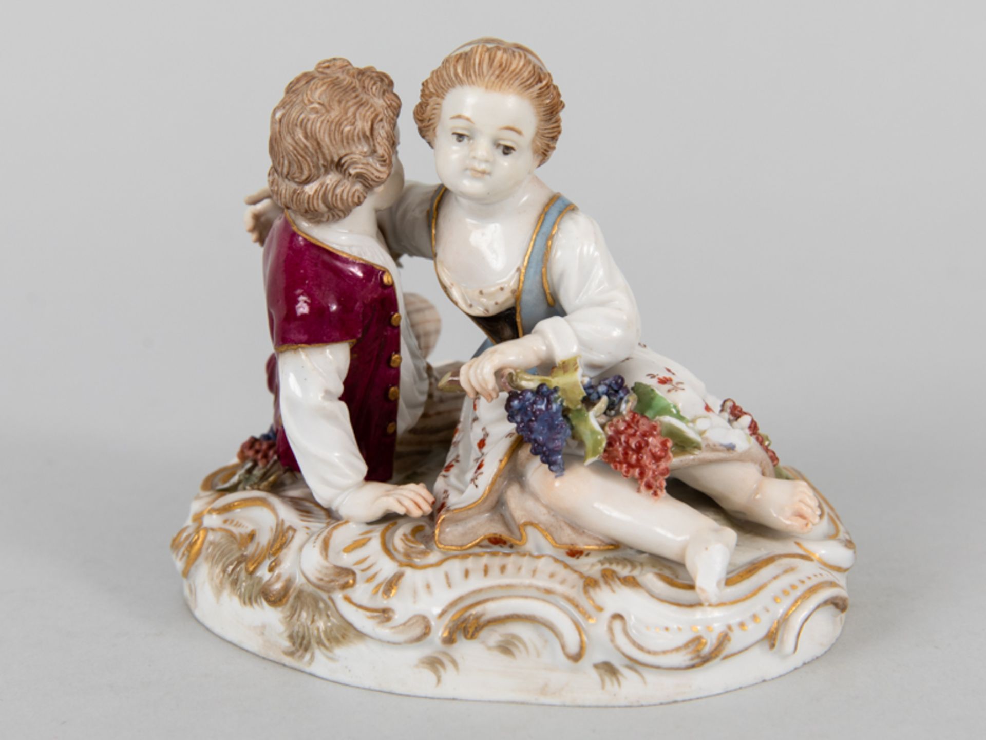 Liebespaar mit Weinreben (Allegorie "Herbst"?), Meissen, Knaufschwerter, Ende 19./Anfang 20. Jh. - Image 3 of 9