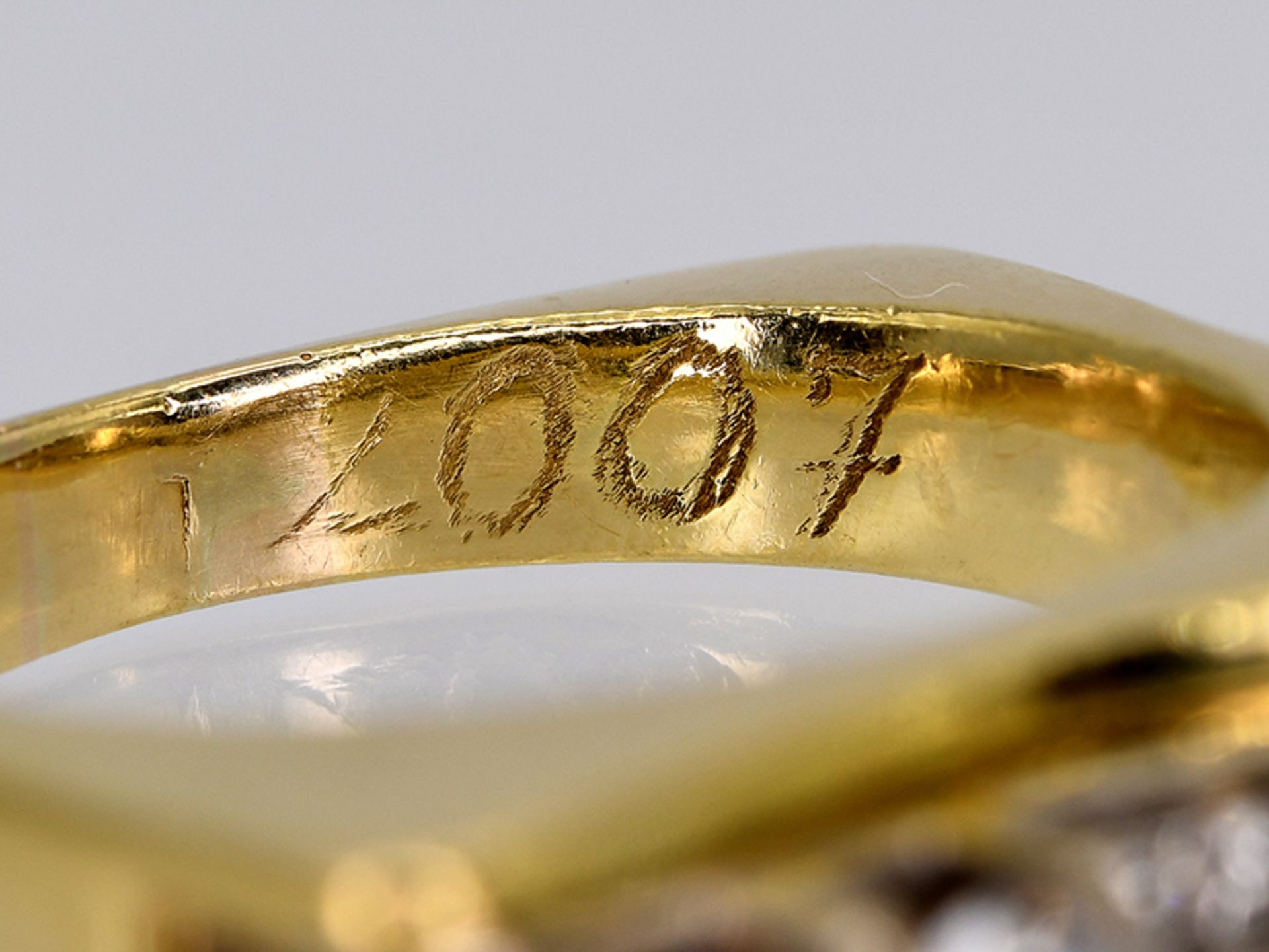 Massiver Ring mit 12 Brillanten, zusammen ca. 0,22 ct, moderne Goldschmiedearbeit, 21. Jh. - Image 5 of 5