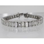Prunkvolles Streifenarmband mit 39 Diamant-Baguettes, zusammen ca. 31,2 ct, Juwelierarbeit. 20./21.J