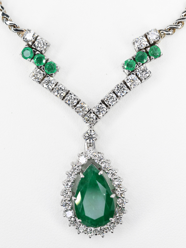 Prunkvolles Collier mit Smaragden ca. 3,9 ct und 37 Brillanten, zusammen ca. 2,7 ct. Juwelierarbeit,