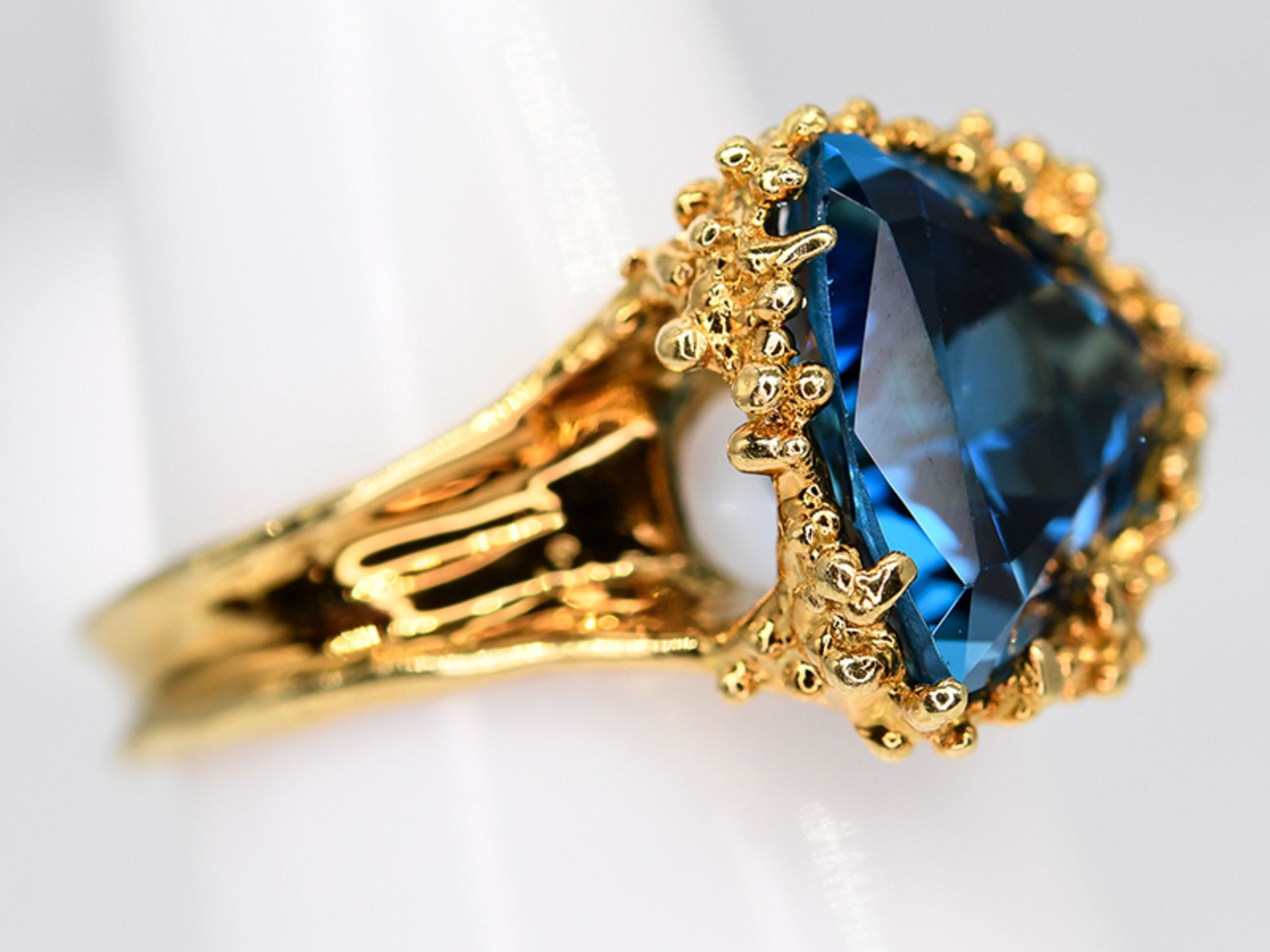 Ring mit blauem Topas, moderne Goldschmiedearbeit, 20. Jh. - Image 2 of 4