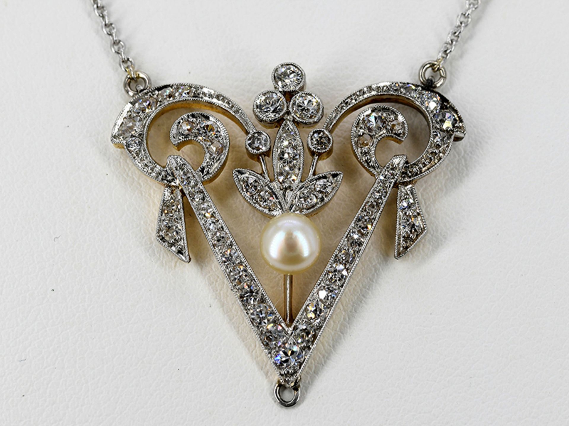 Art Deco Collier mit Orient-Perle und 53 Altschliff-Diamanten, zusammen ca. 0,70 ct, 1925 - 1930.