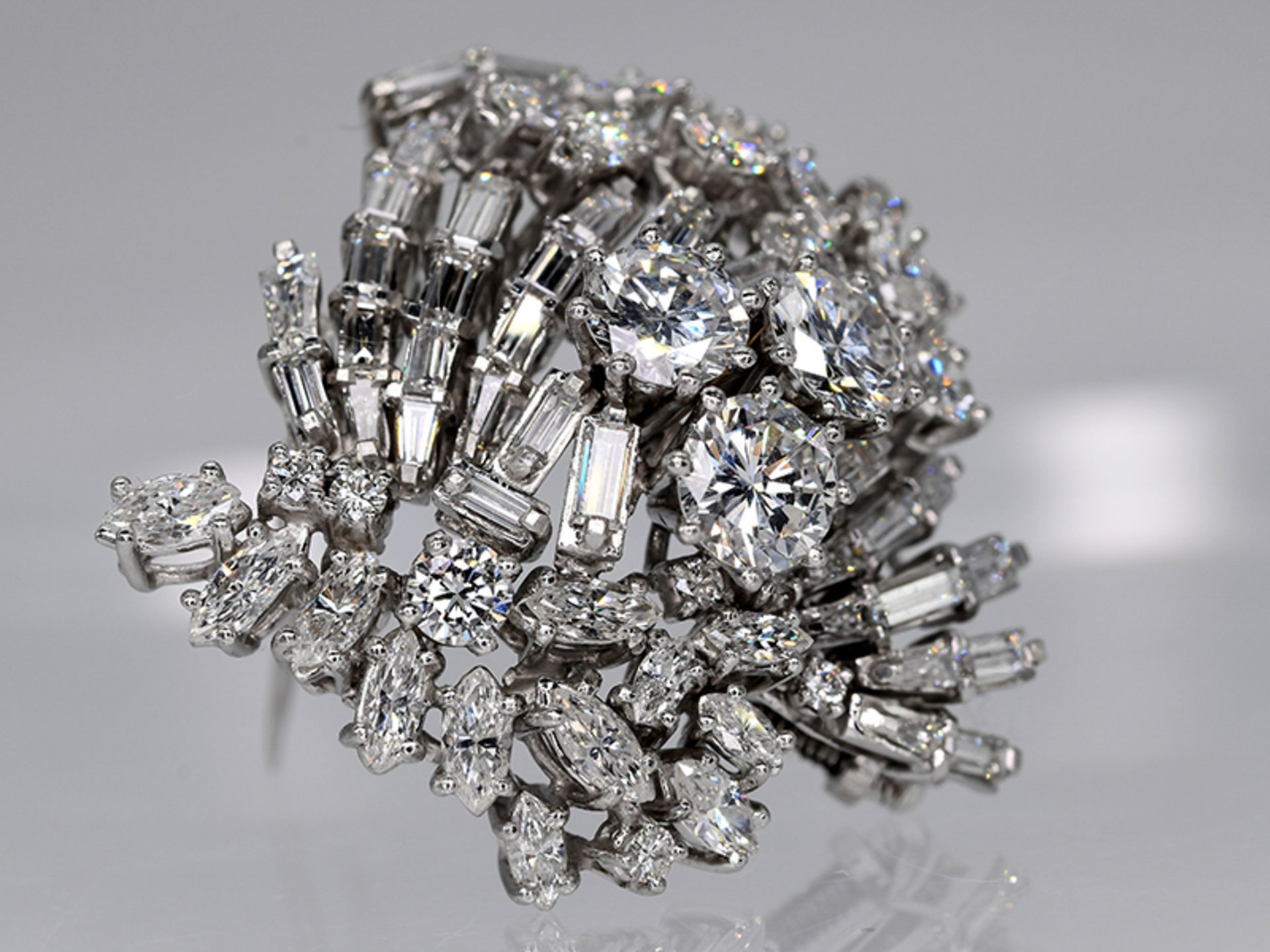 Prunkvolle Kometen-Brosche mit 68 Brillanten- und Diamanten, zus. ca. 13,43 ct ( u.a 3 x zus. ca. 3, - Bild 2 aus 7