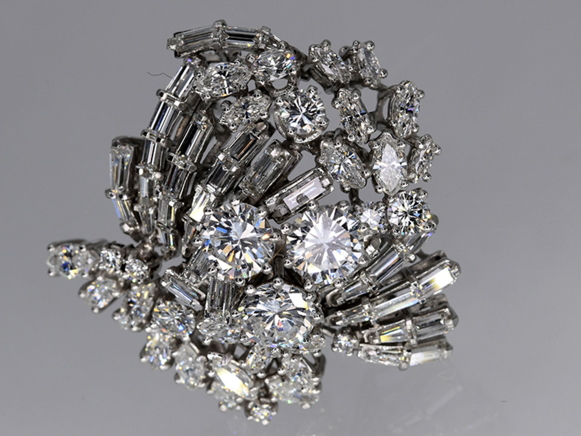 Prunkvolle Kometen-Brosche mit 68 Brillanten- und Diamanten, zus. ca. 13,43 ct ( u.a 3 x zus. ca. 3, - Bild 3 aus 7