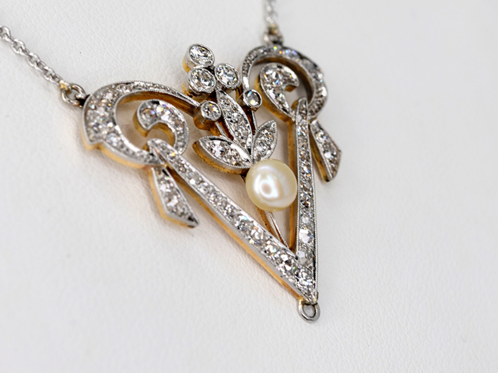 Art Deco Collier mit Orient-Perle und 53 Altschliff-Diamanten, zusammen ca. 0,70 ct, 1925 - 1930. - Image 2 of 4