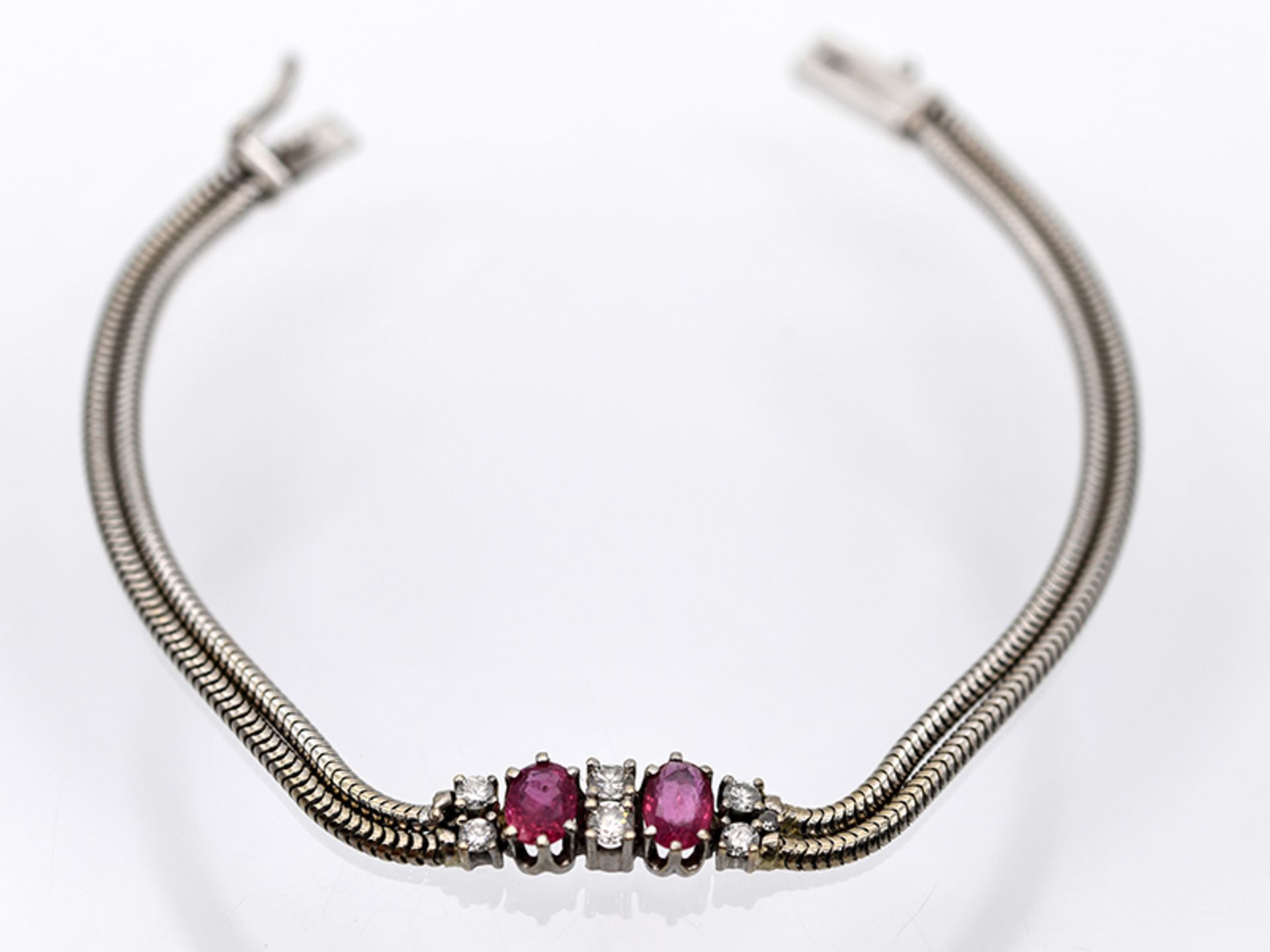 Armband mit 2 Rubinen, zusammen ca. 1,2 ct und 7 Brillanten, zusammen ca. 0,2 ct, 80- er Jahre.