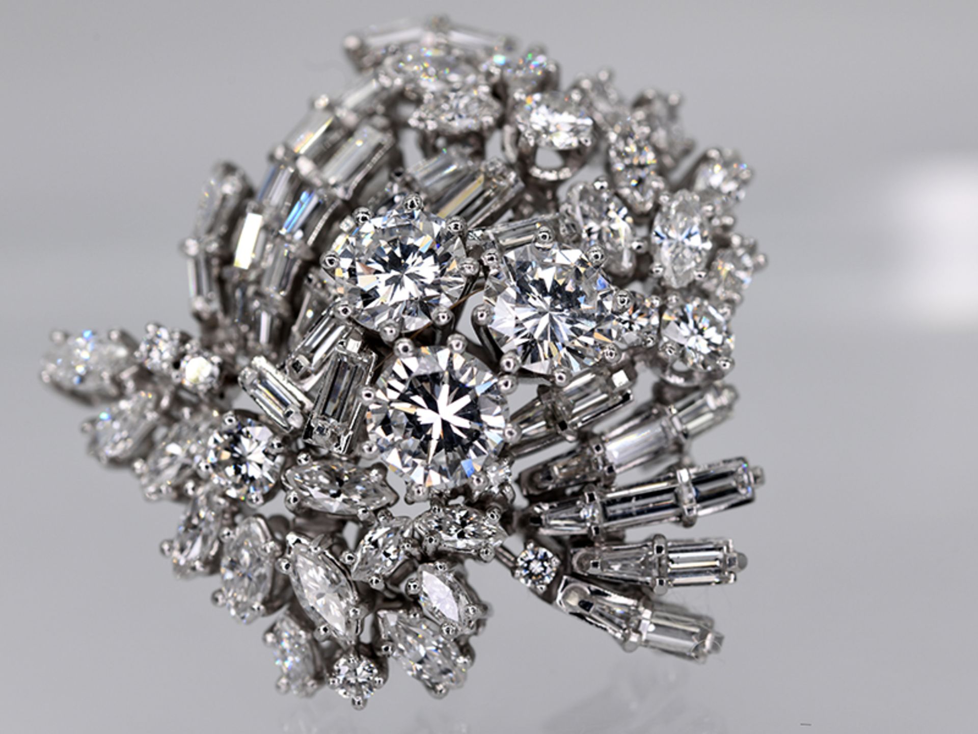 Prunkvolle Kometen-Brosche mit 68 Brillanten- und Diamanten, zus. ca. 13,43 ct ( u.a 3 x zus. ca. 3,