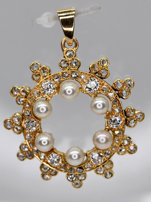 Historismus-Anhänger mit 6 feinen antiken Perlen, 6 Altschliff-Diamanten, zusammen ca. 0,90 ct, 60 D