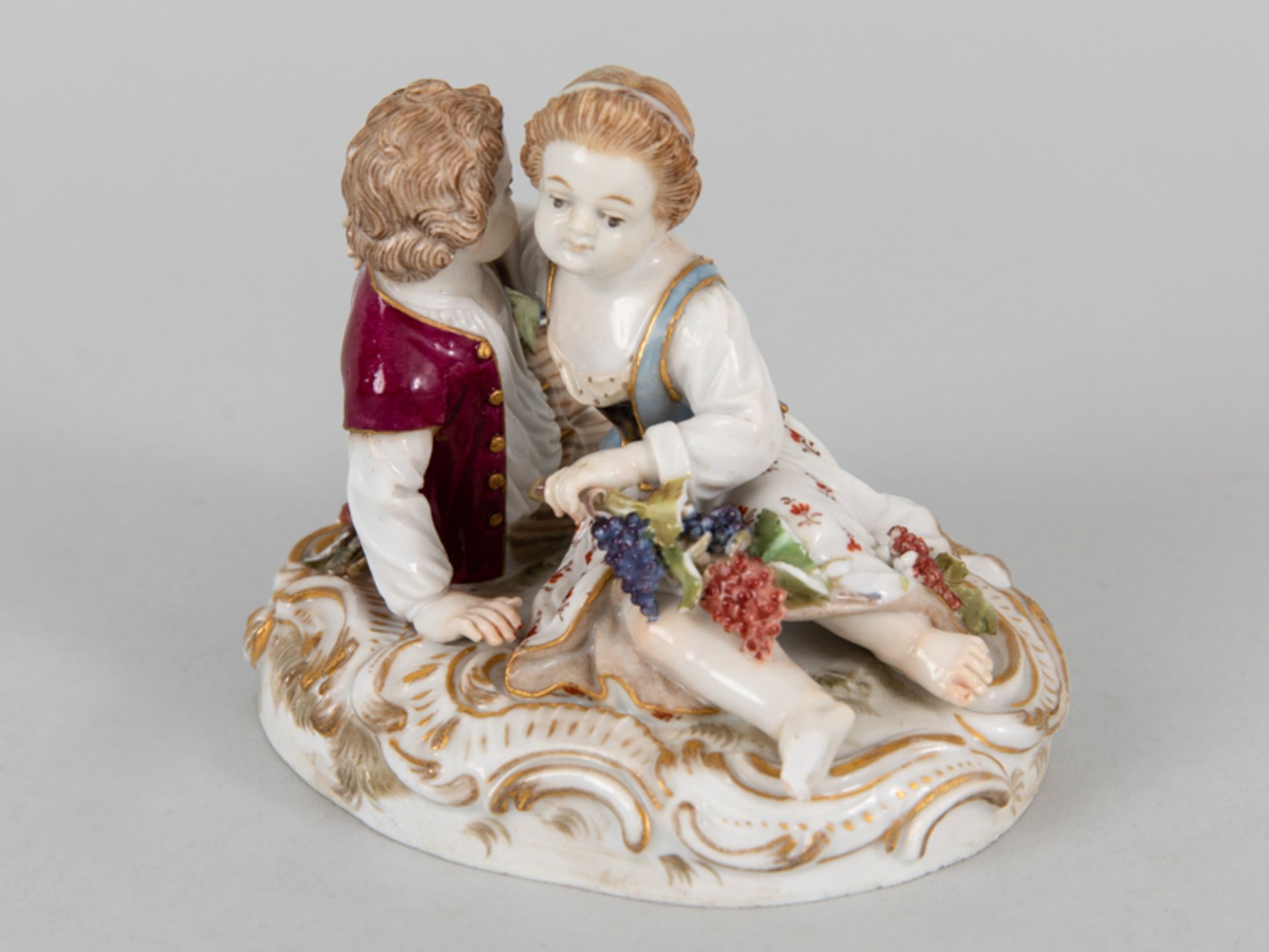 Liebespaar mit Weinreben (Allegorie "Herbst"?), Meissen, Knaufschwerter, Ende 19./Anfang 20. Jh.