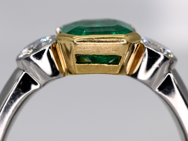 Ring mit hochwertigem Smaragd (wohl Columbien) ca. 1,6 ct und 2 Brillanten, zusammen ca. 0,7 ct, Juw - Image 4 of 6