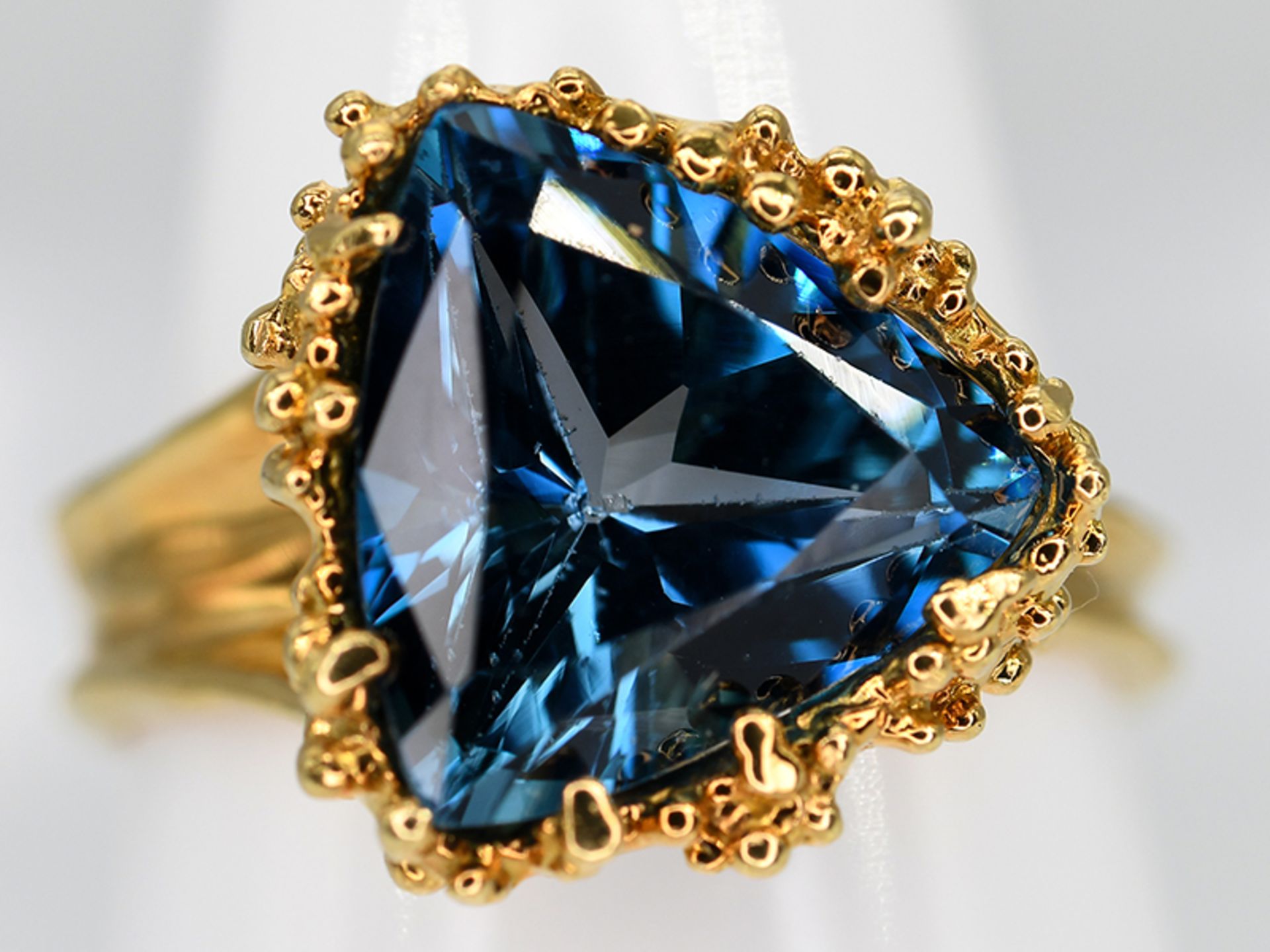 Ring mit blauem Topas, moderne Goldschmiedearbeit, 20. Jh.