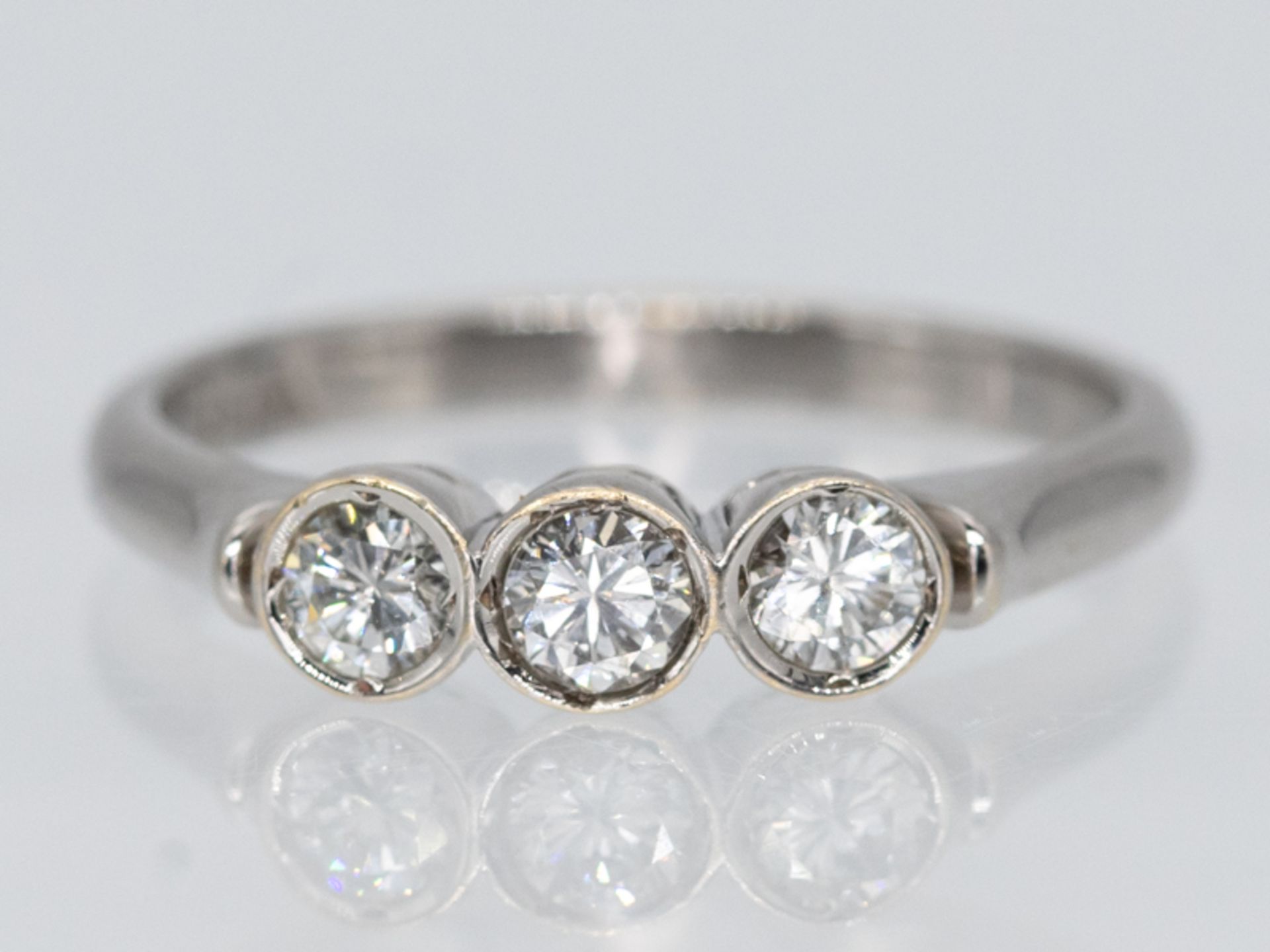 Ring mit 3 Brillanten, zusammen ca. 0,60 ct, Juwelier Wilm, Hamburg, 90- er Jahre.