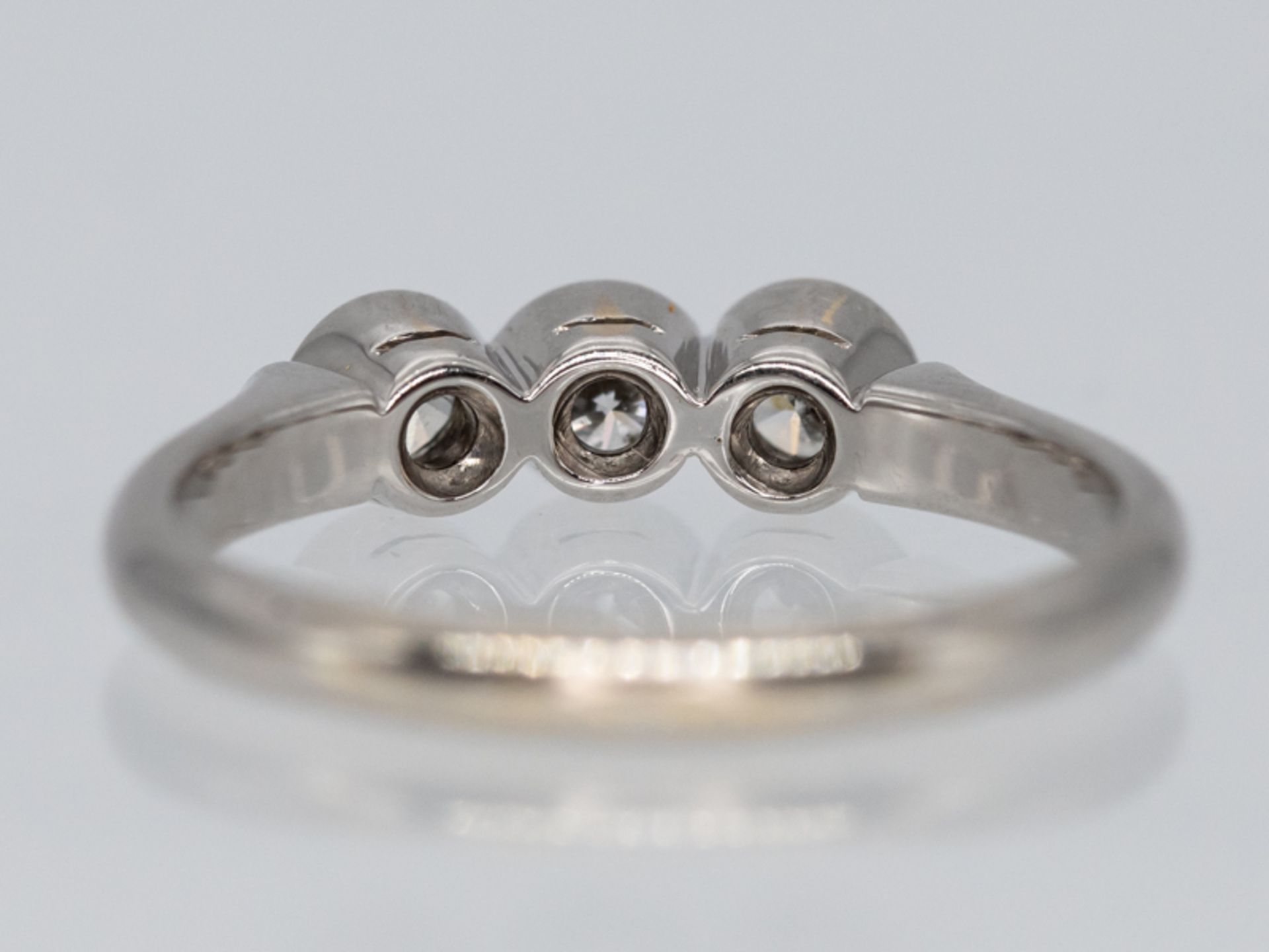 Ring mit 3 Brillanten, zusammen ca. 0,60 ct, Juwelier Wilm, Hamburg, 90- er Jahre. - Image 3 of 4