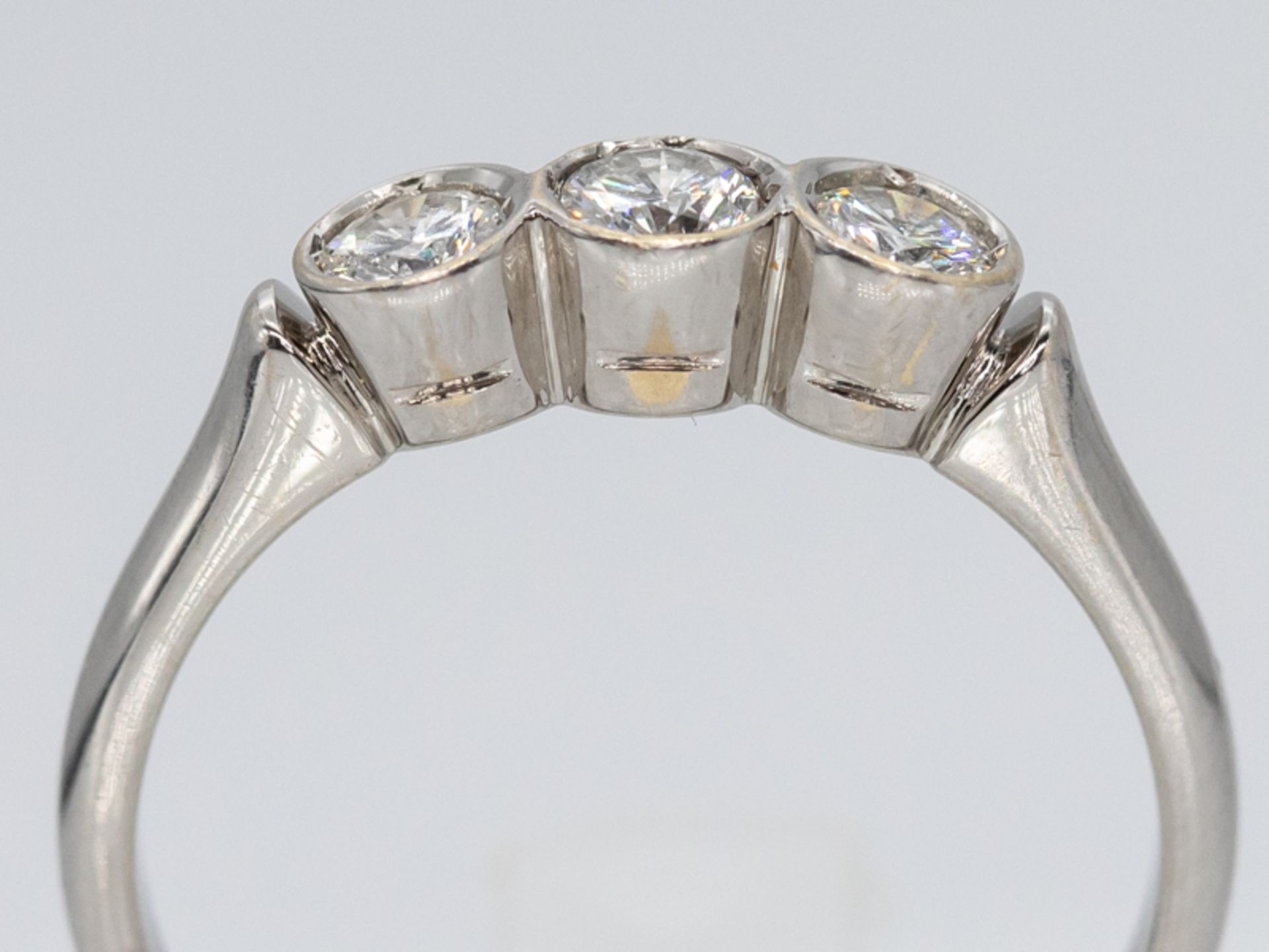 Ring mit 3 Brillanten, zusammen ca. 0,60 ct, Juwelier Wilm, Hamburg, 90- er Jahre. - Image 2 of 4